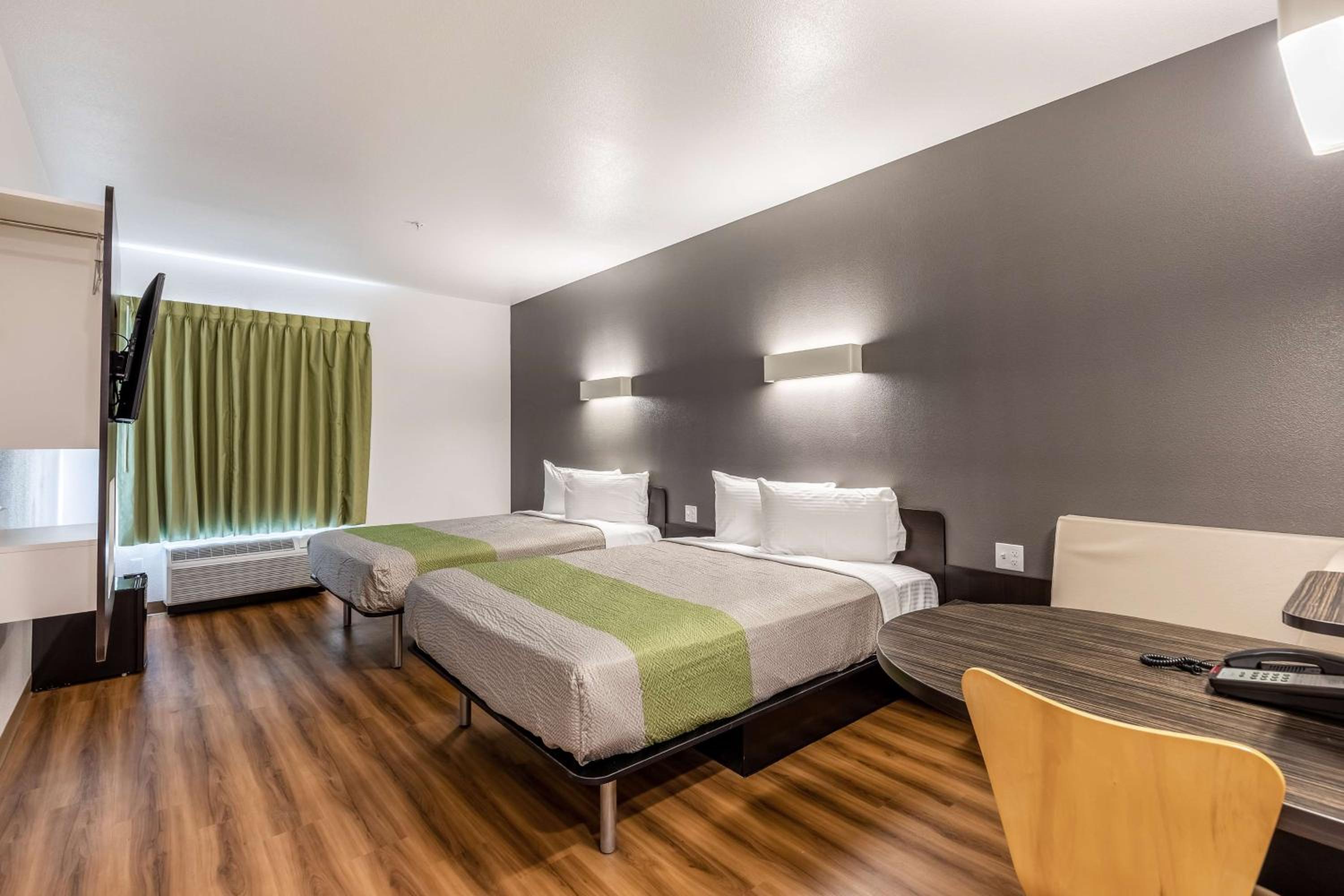 2 QUEEN BEDS | MOBILITY ACCESSIBLE  | TUB  |MINI FRIDGE | NON-SMOKING | Free Parking photo 3