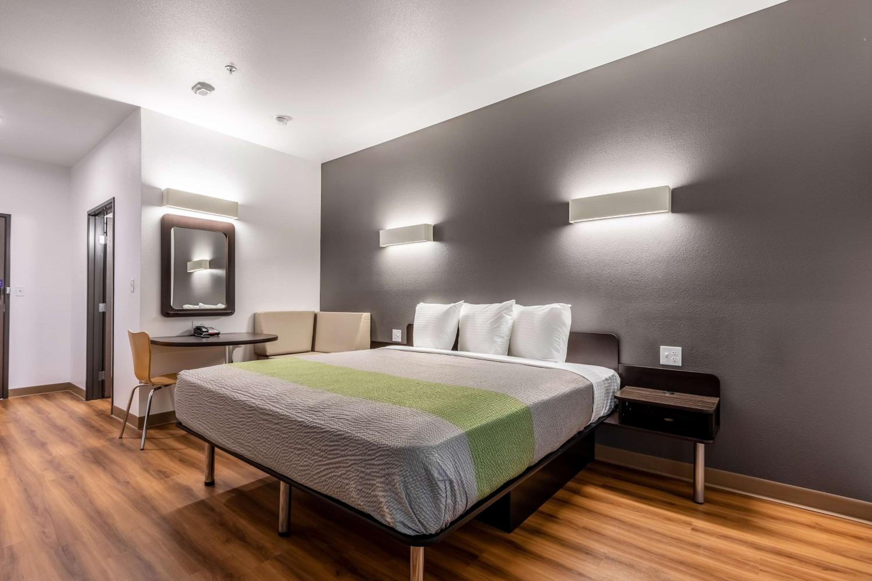 Deluxe King Room - Non-Smoking