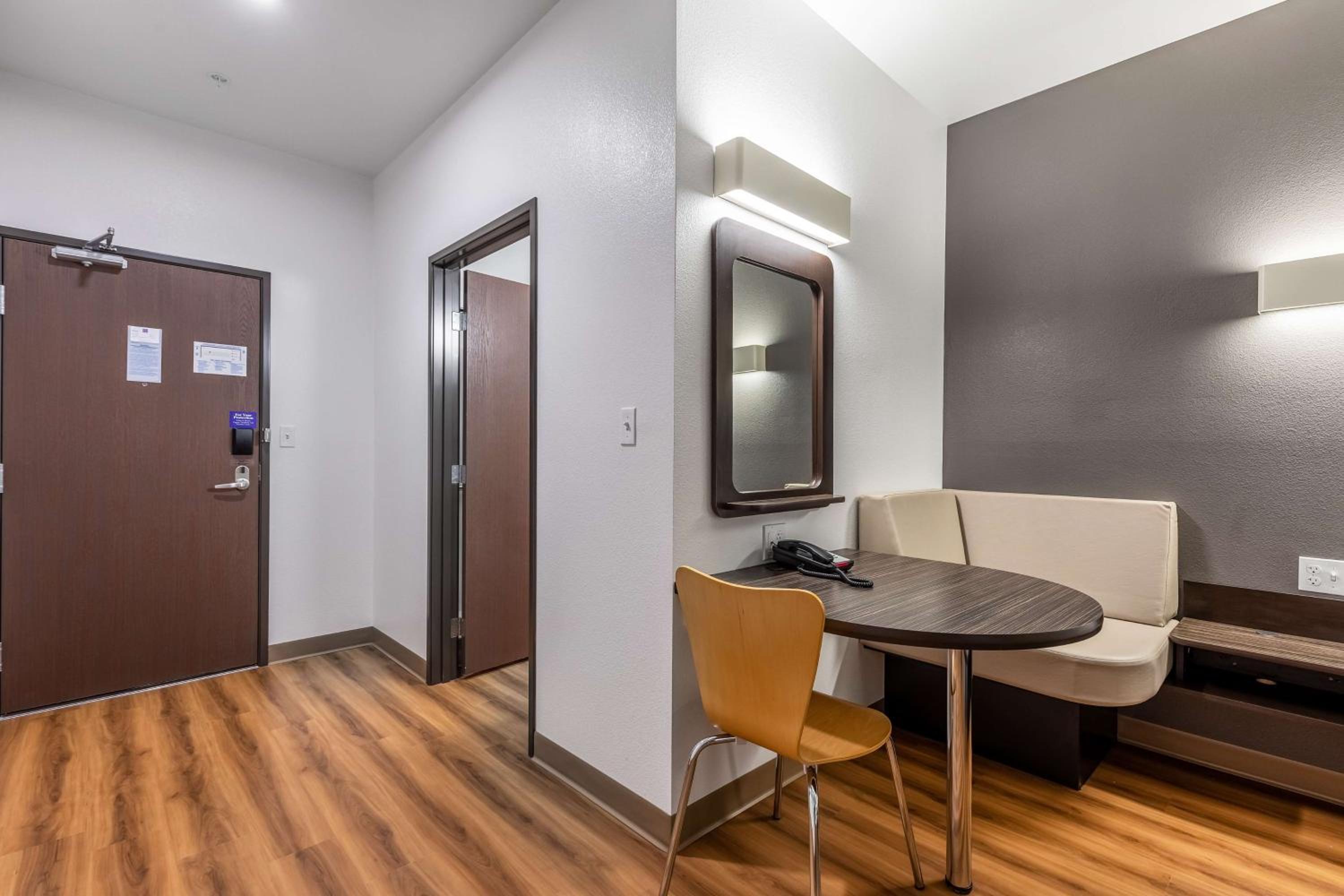 1 KING BED | MOBILITY ACCESSIBLE  | TUB  |MINI FRIDGE | NON-SMOKING | Free Parking photo 2