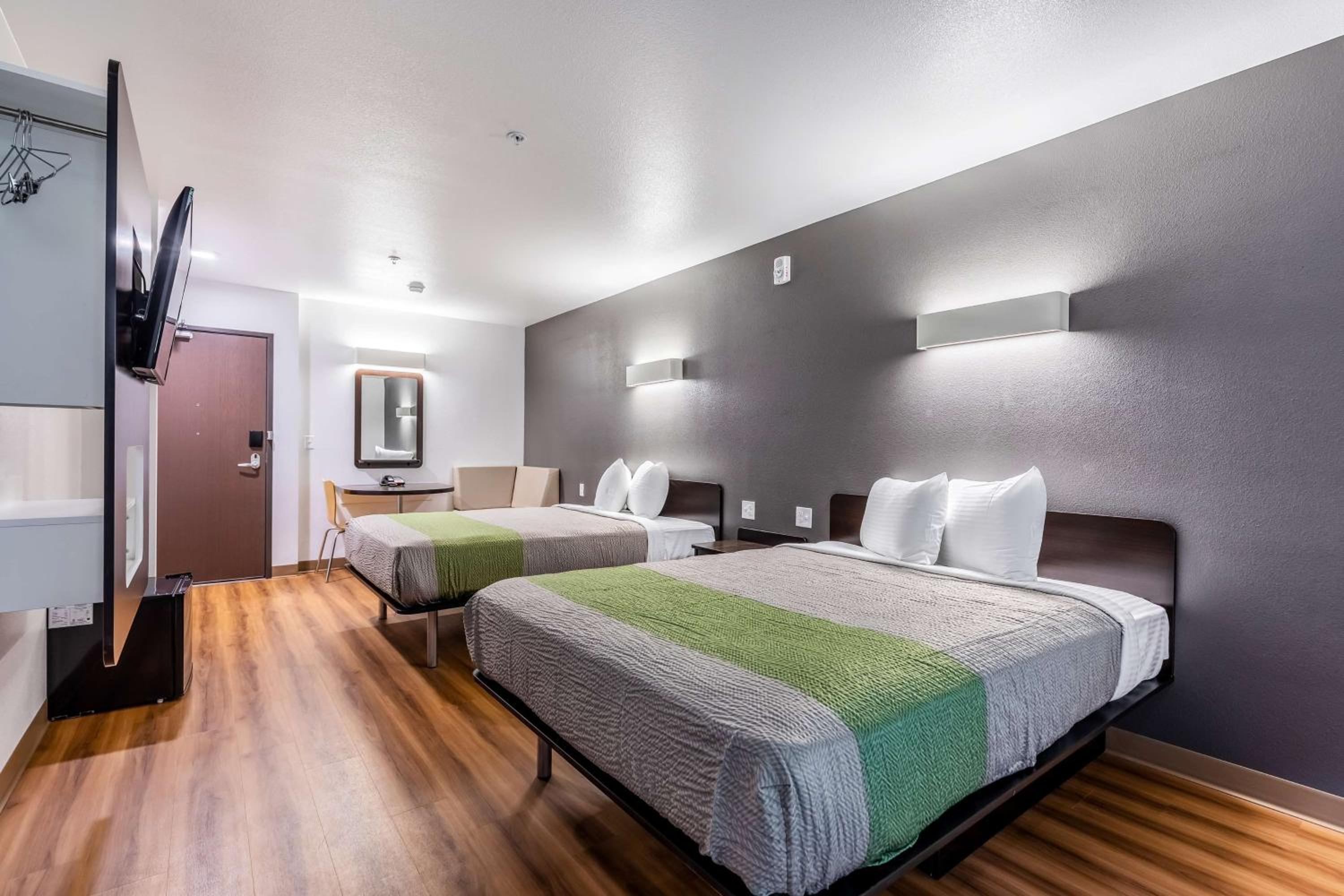 2 QUEEN BEDS | MINI FRIDGE | NON-SMOKING | Free Parking photo 3