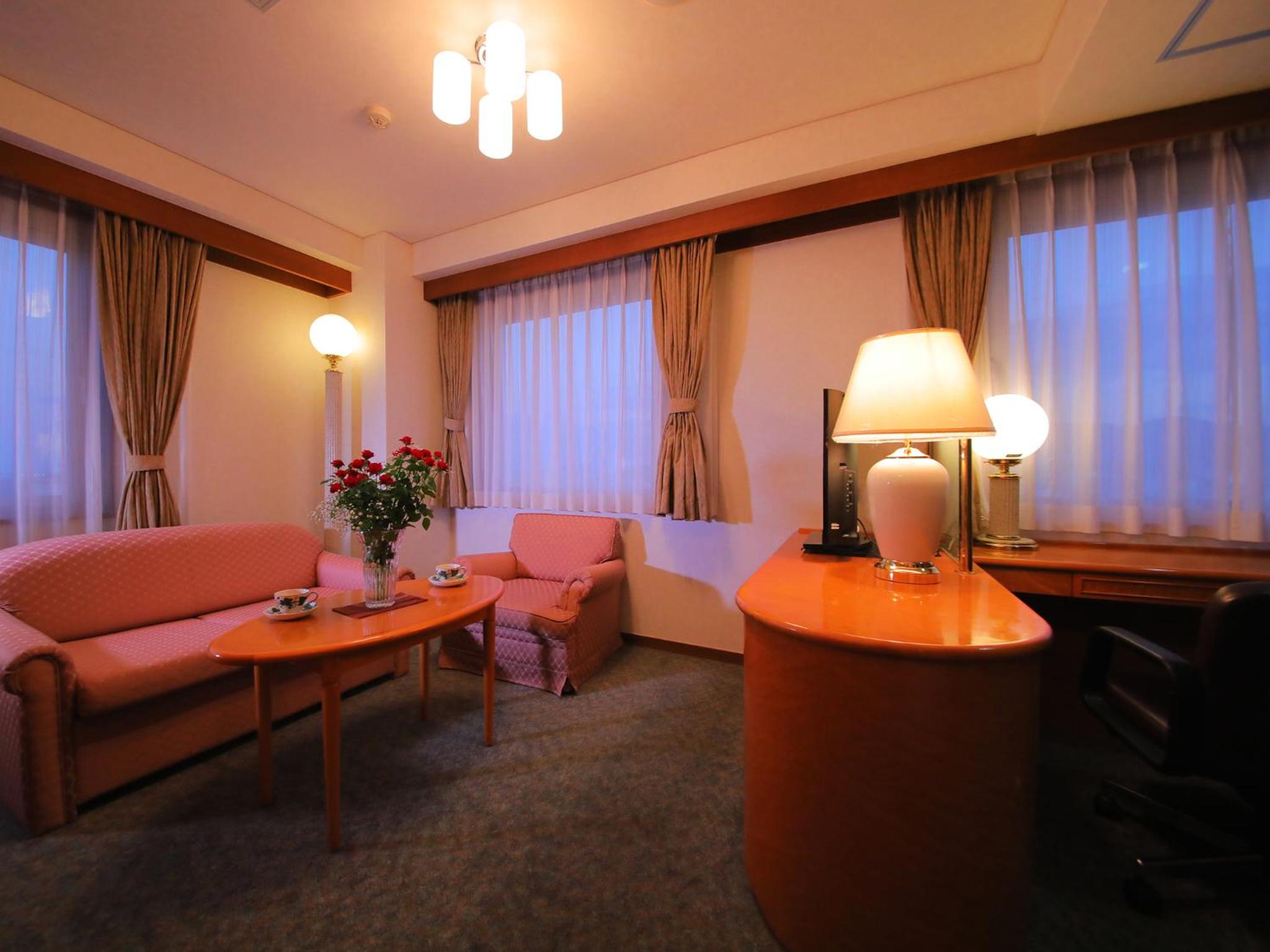 Junior Suite - Non-Smoking photo 3