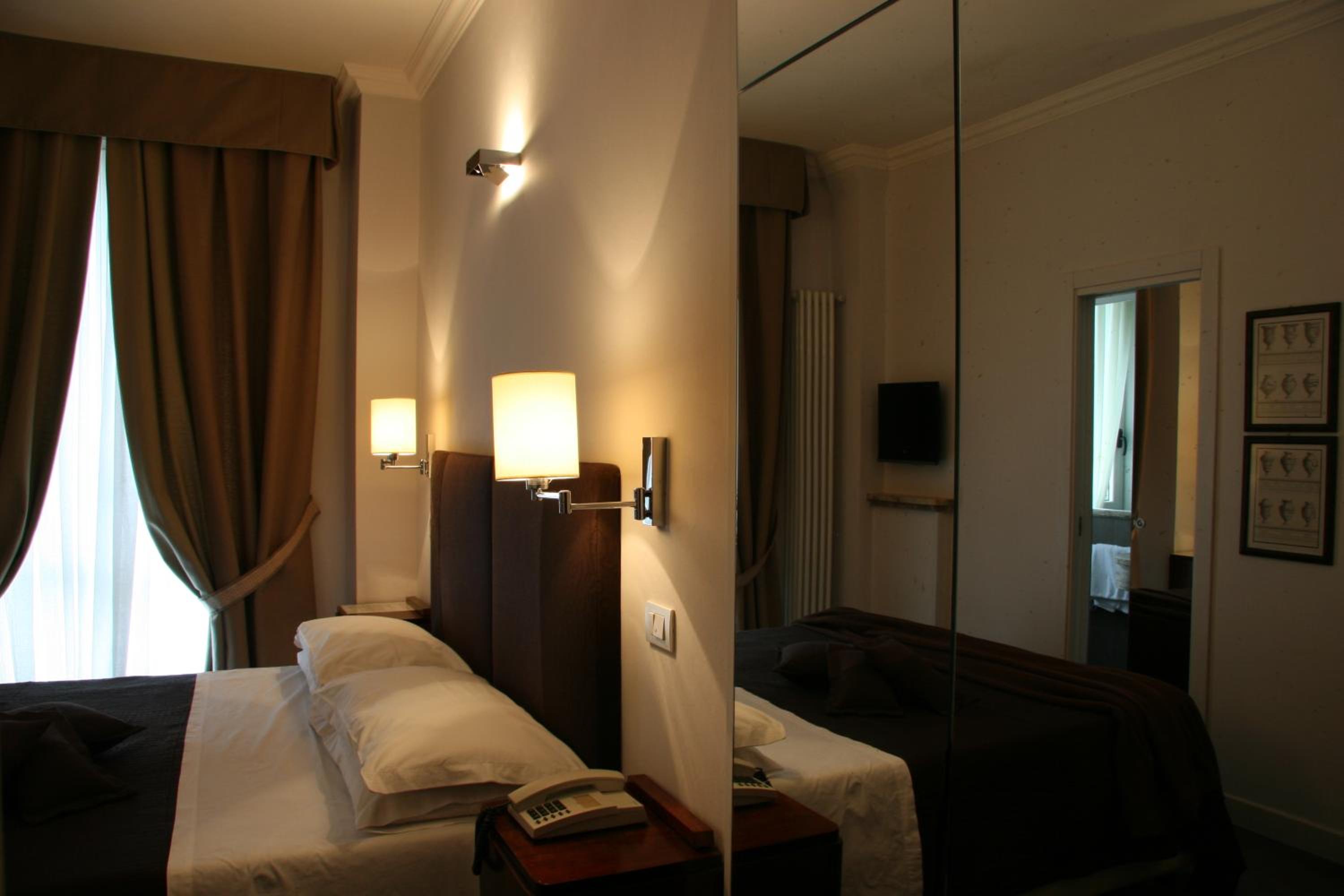 Standard Double Room - Photo 3