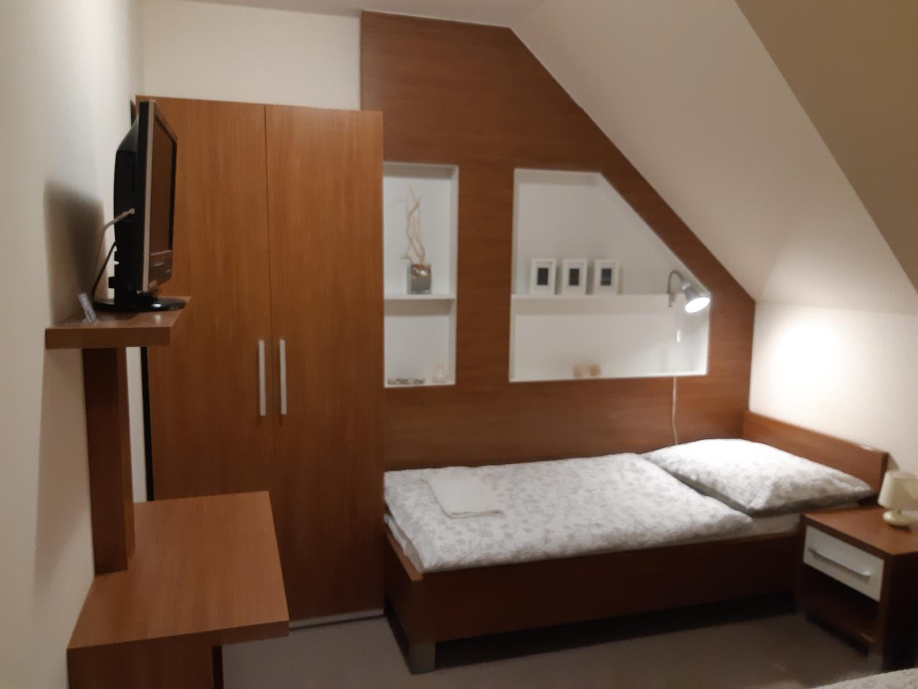 Twin Room - Photo 3
