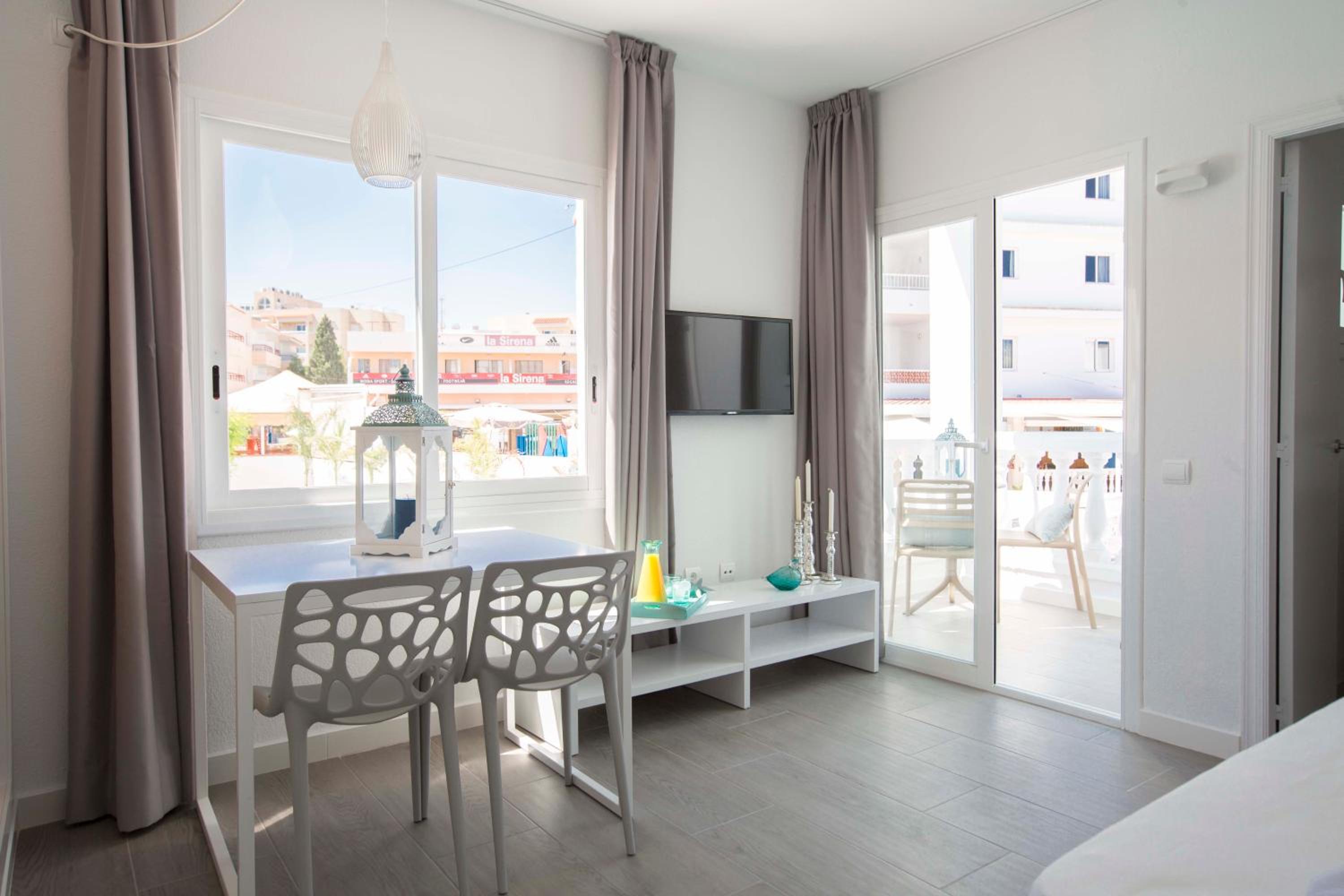 Studio with Pool Access (2 Adults)