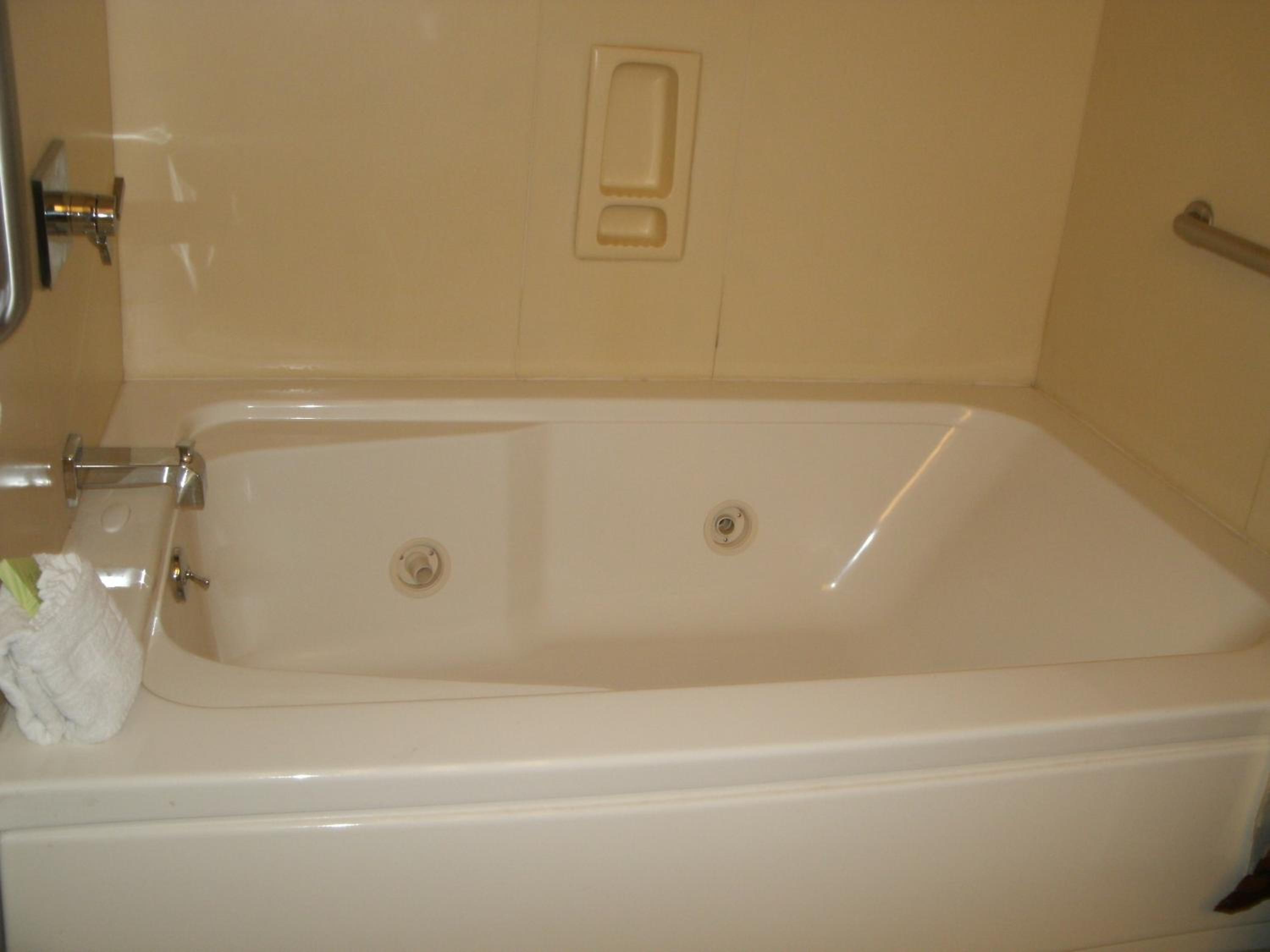 Deluxe Queen Room with Two Queen Beds - Photo 7
