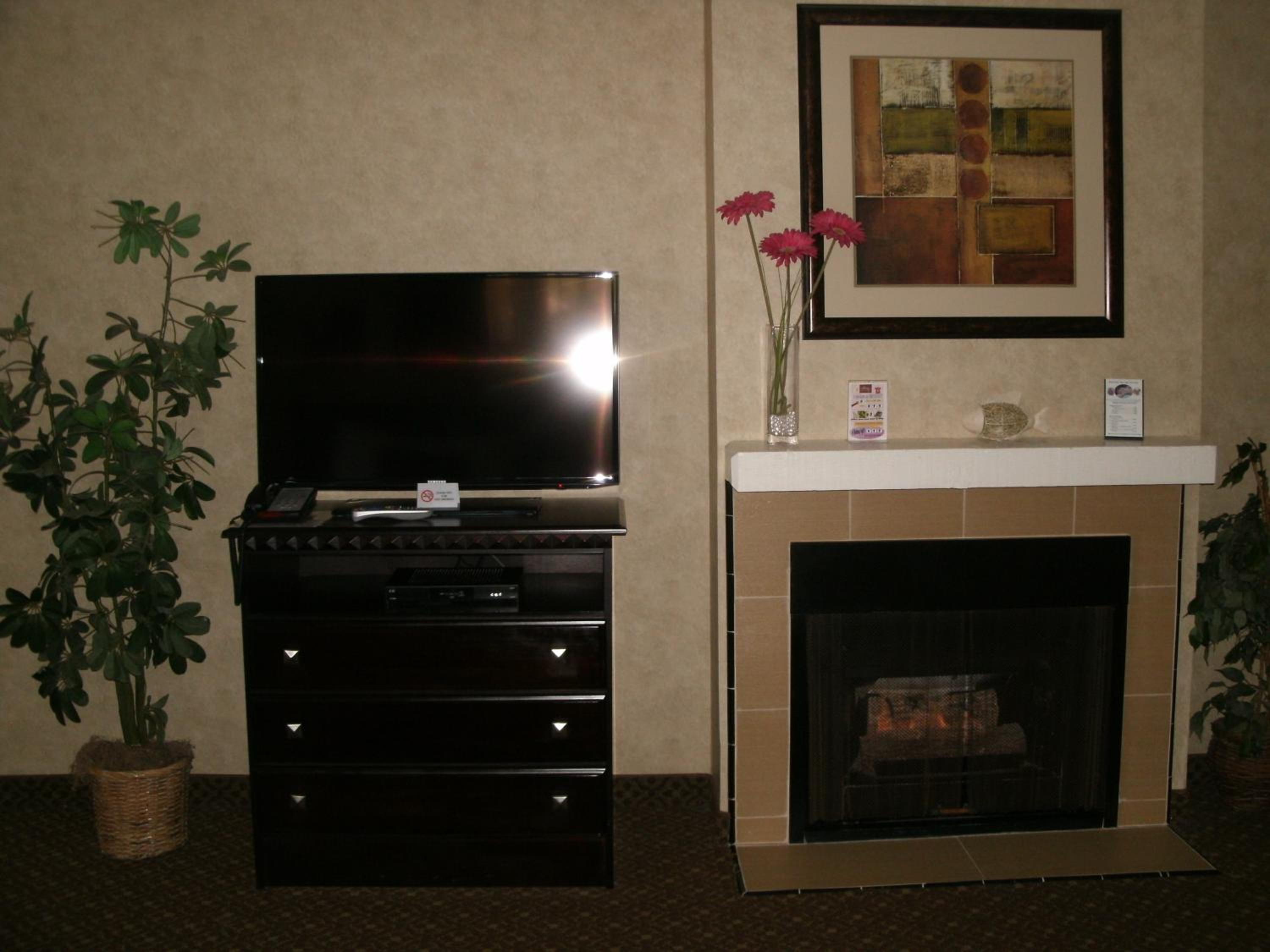 Deluxe Queen Room with Two Queen Beds - Photo 6