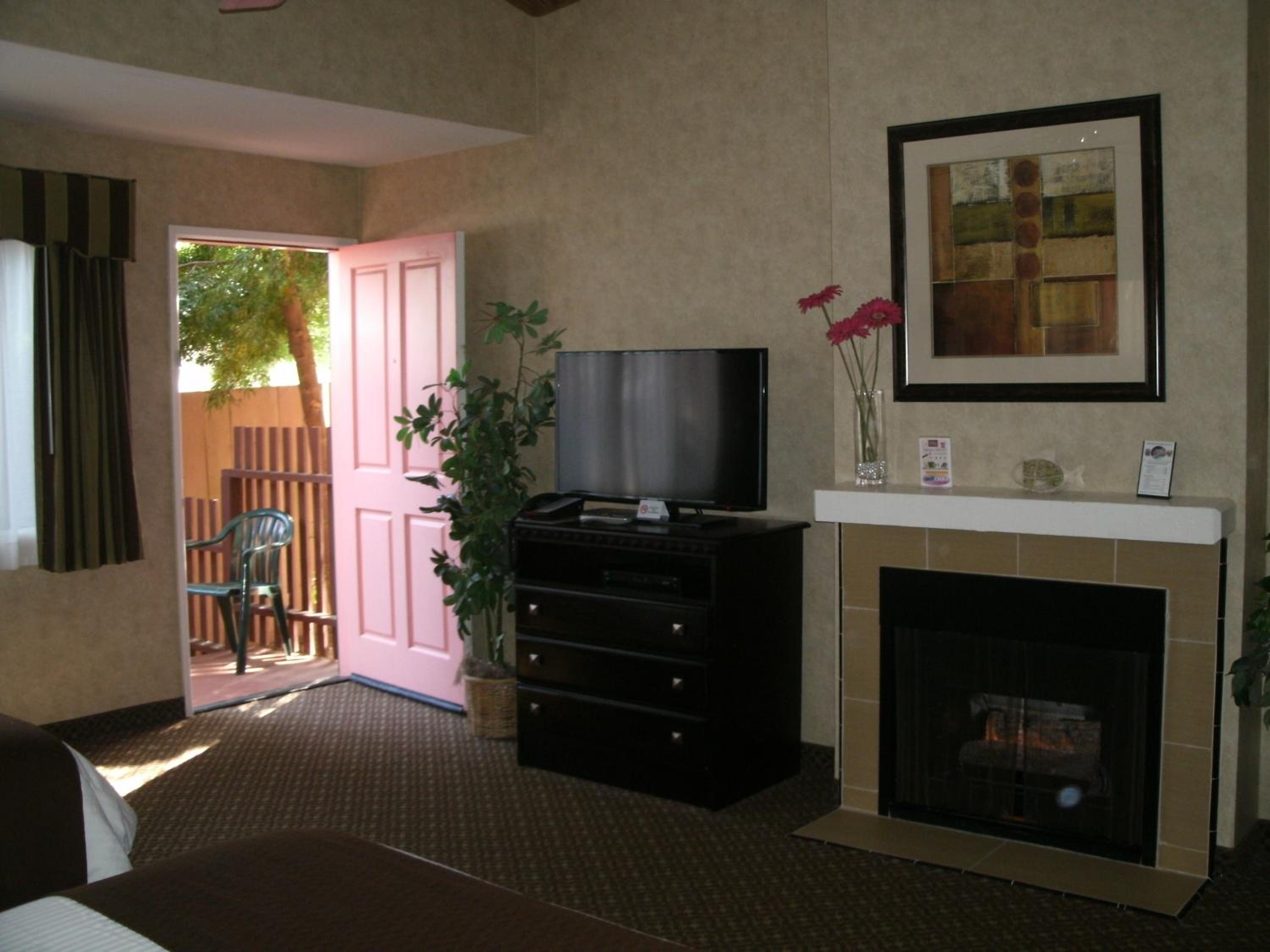 Deluxe Queen Room with Two Queen Beds - Photo 2