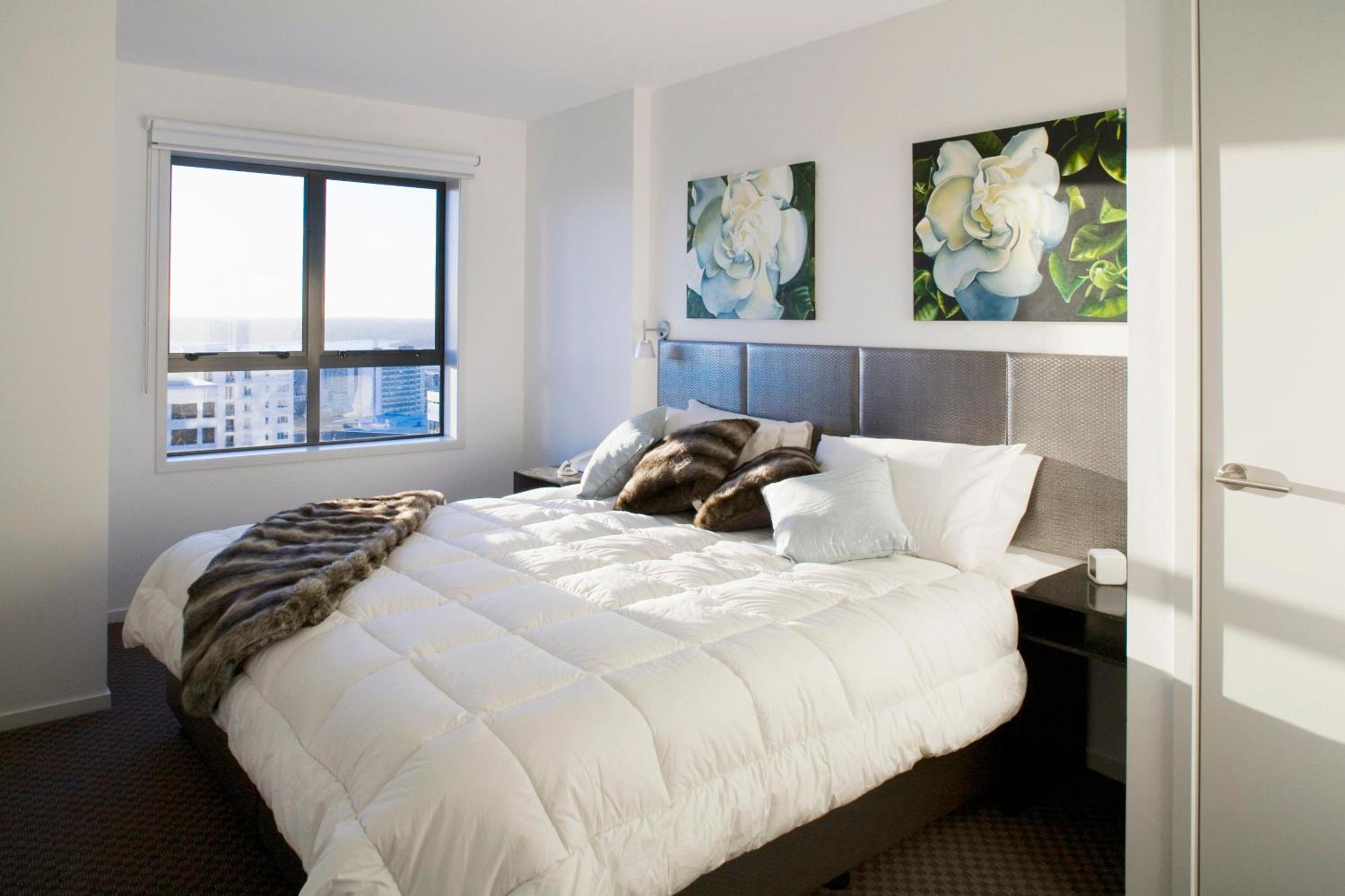 One-Bedroom Apartment with View - Photo 1