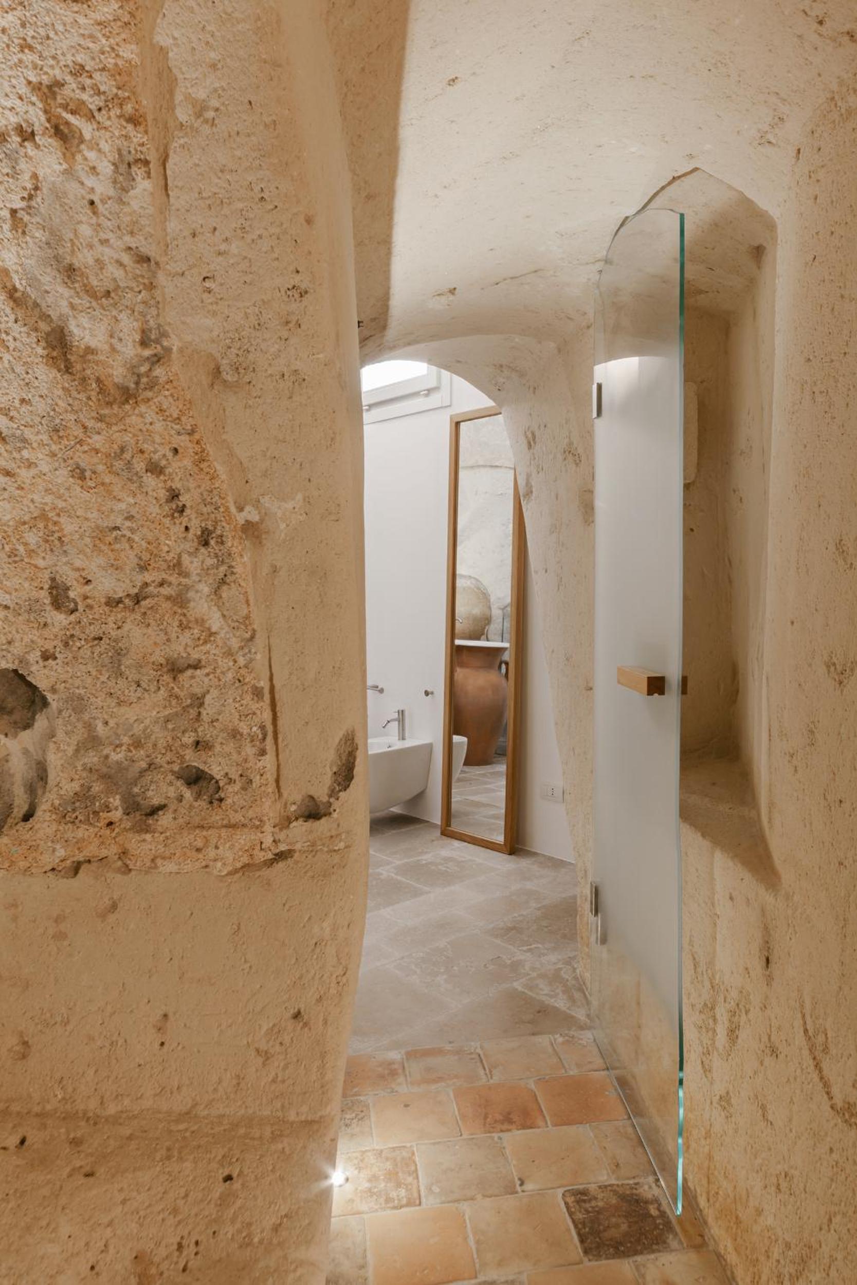 Deluxe Double Room with Bath - Photo 4