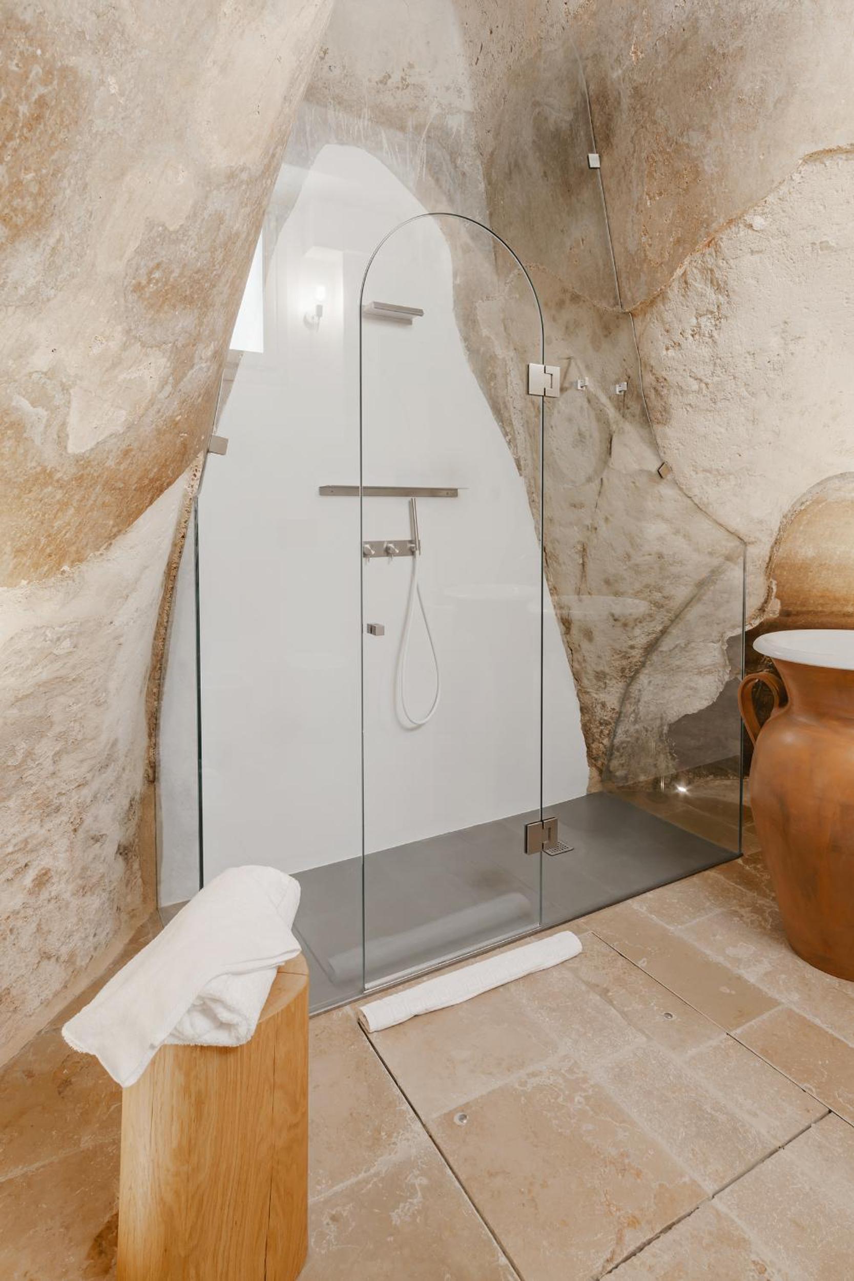 Deluxe Double Room with Bath - Photo 3