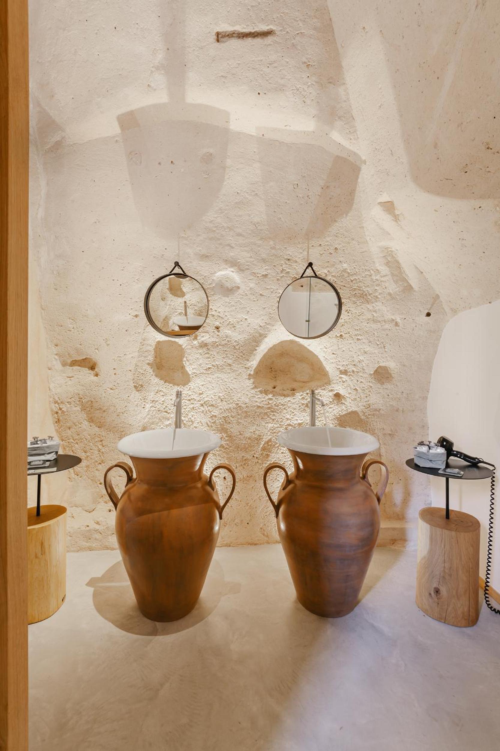 Deluxe Double Room with Shower - Photo 6