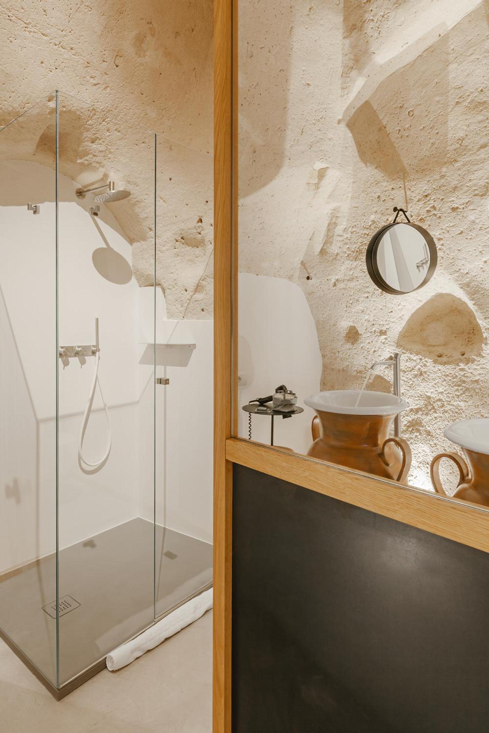 Deluxe Double Room with Shower - Photo 7