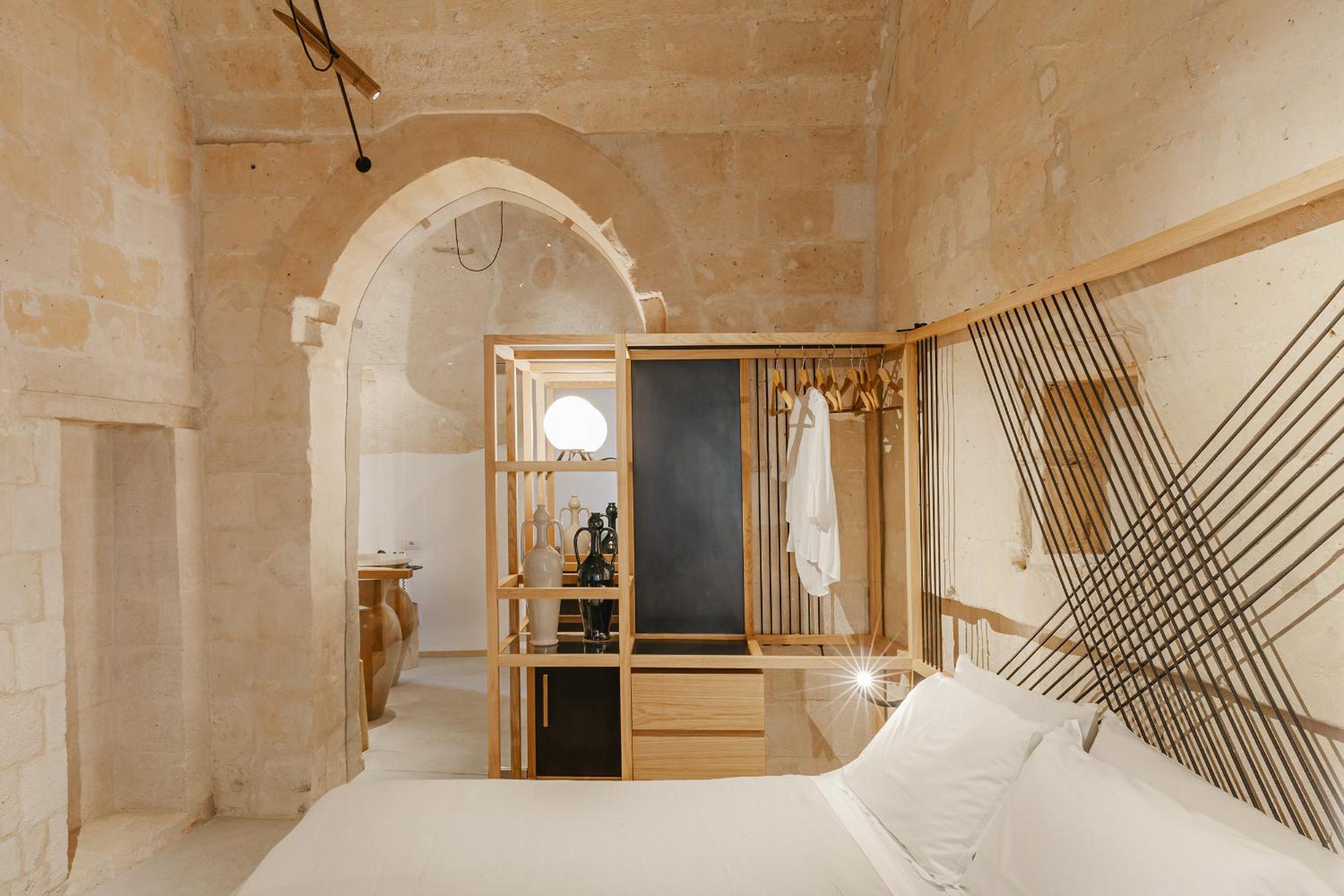 Deluxe Double Room with Shower - Photo 8