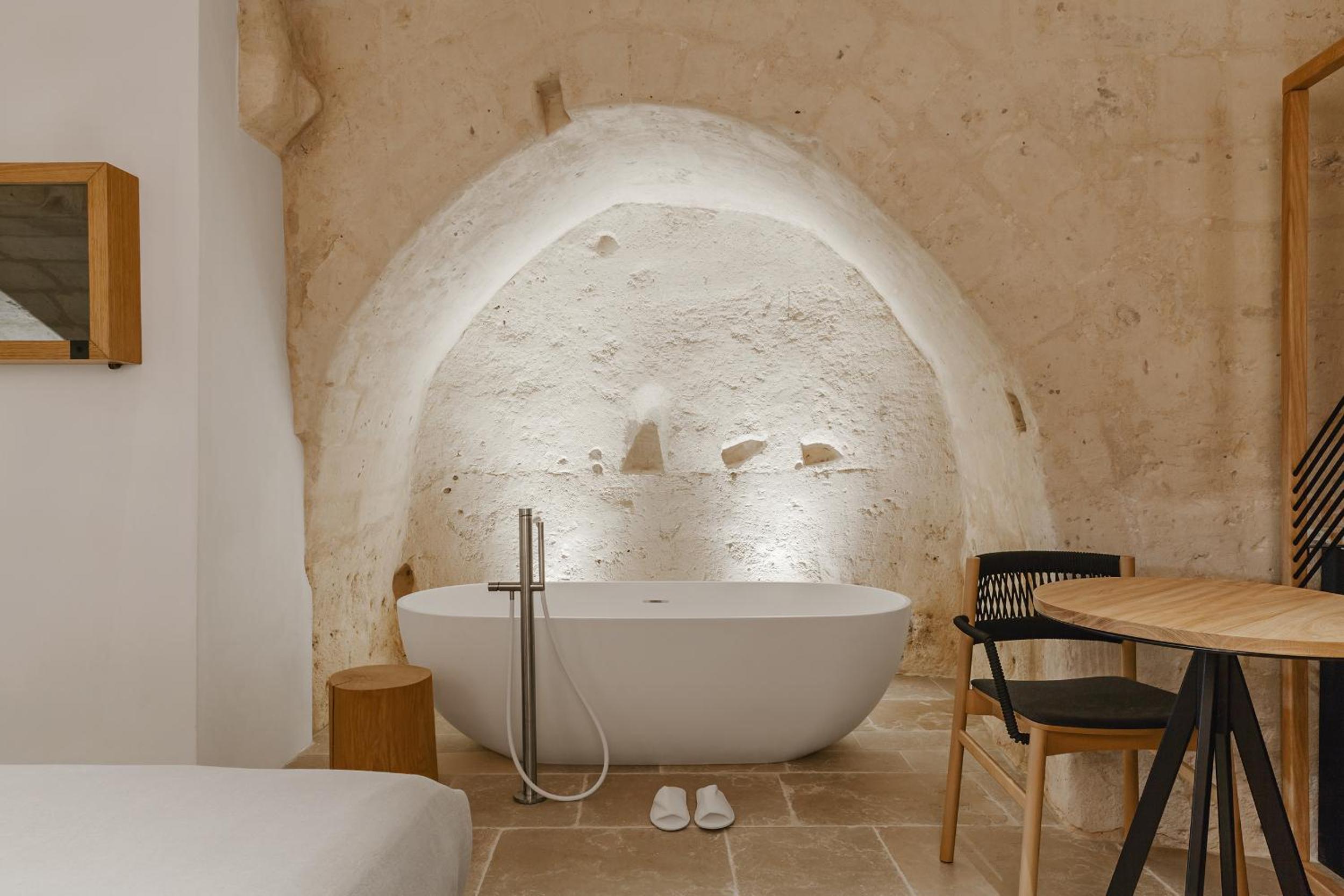 Deluxe Double Room with Bath - Photo 7