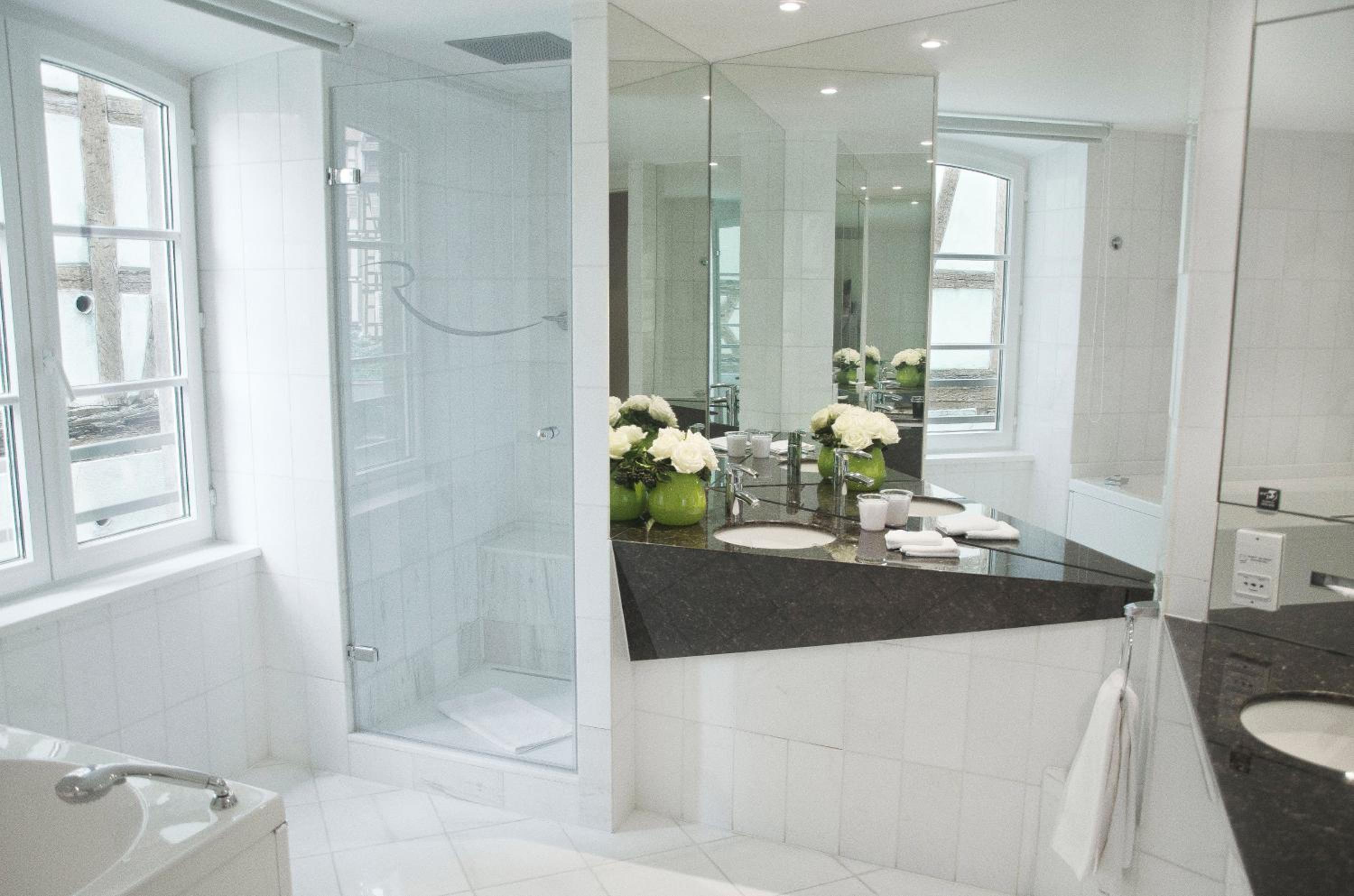 Signature Suite - Photo 2