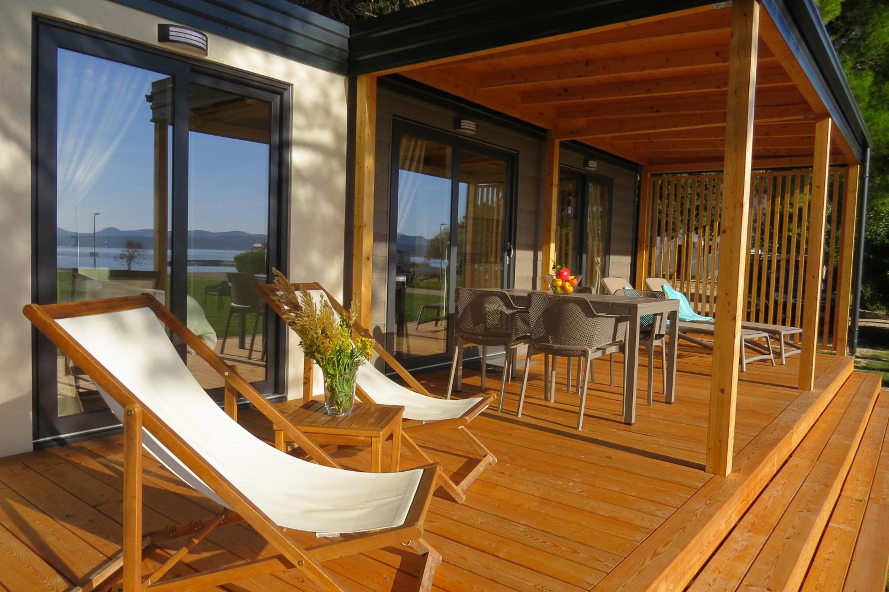 Deluxe Two-Bedroom Mobile Home with Terrace and Lake View - Photo 15