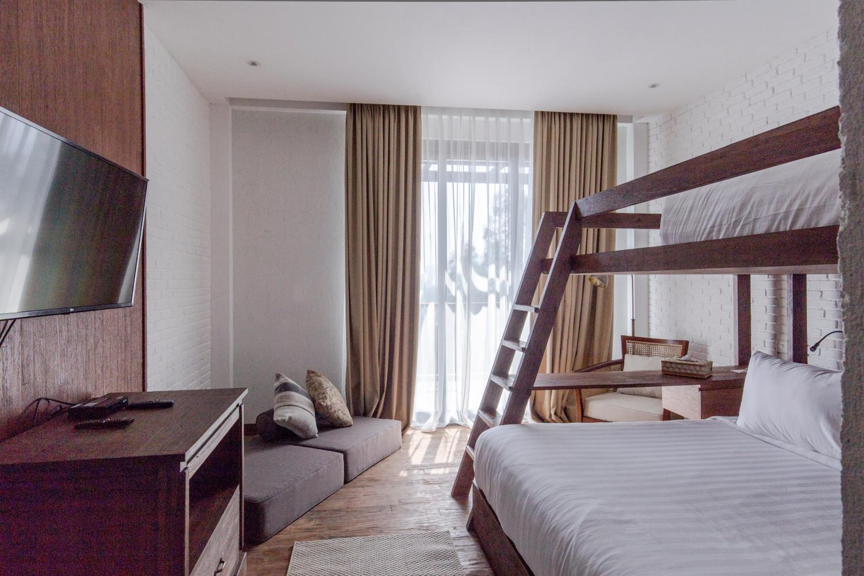Deluxe Family Room