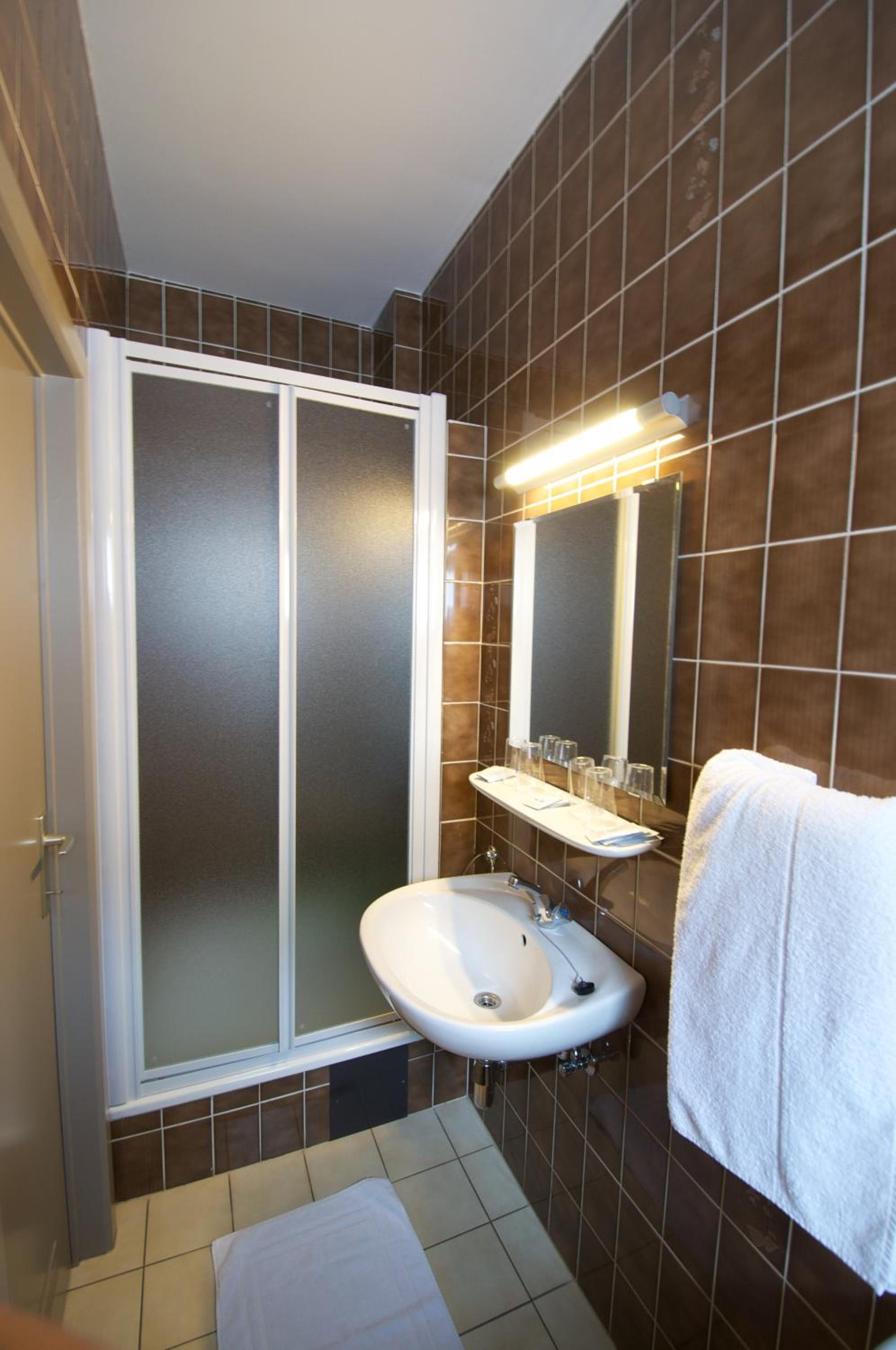 Deluxe Double Room with Shower photo 2