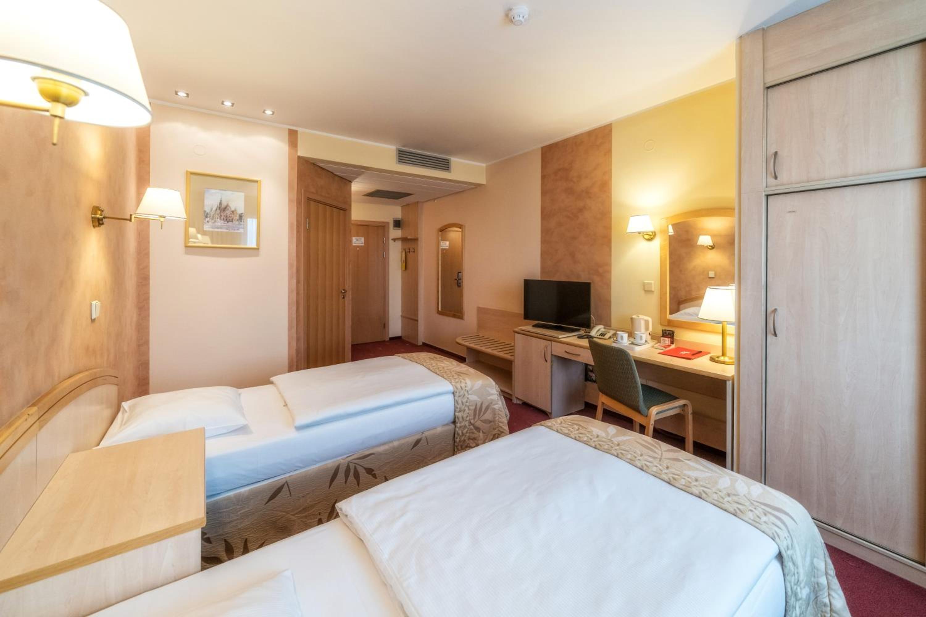 Twin Room - Photo 2