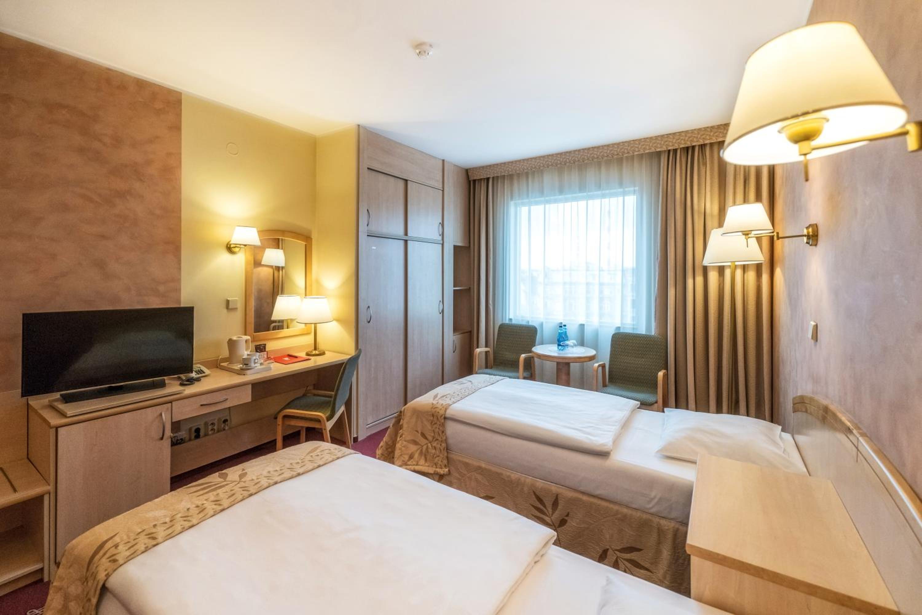 Twin Room - Photo 3