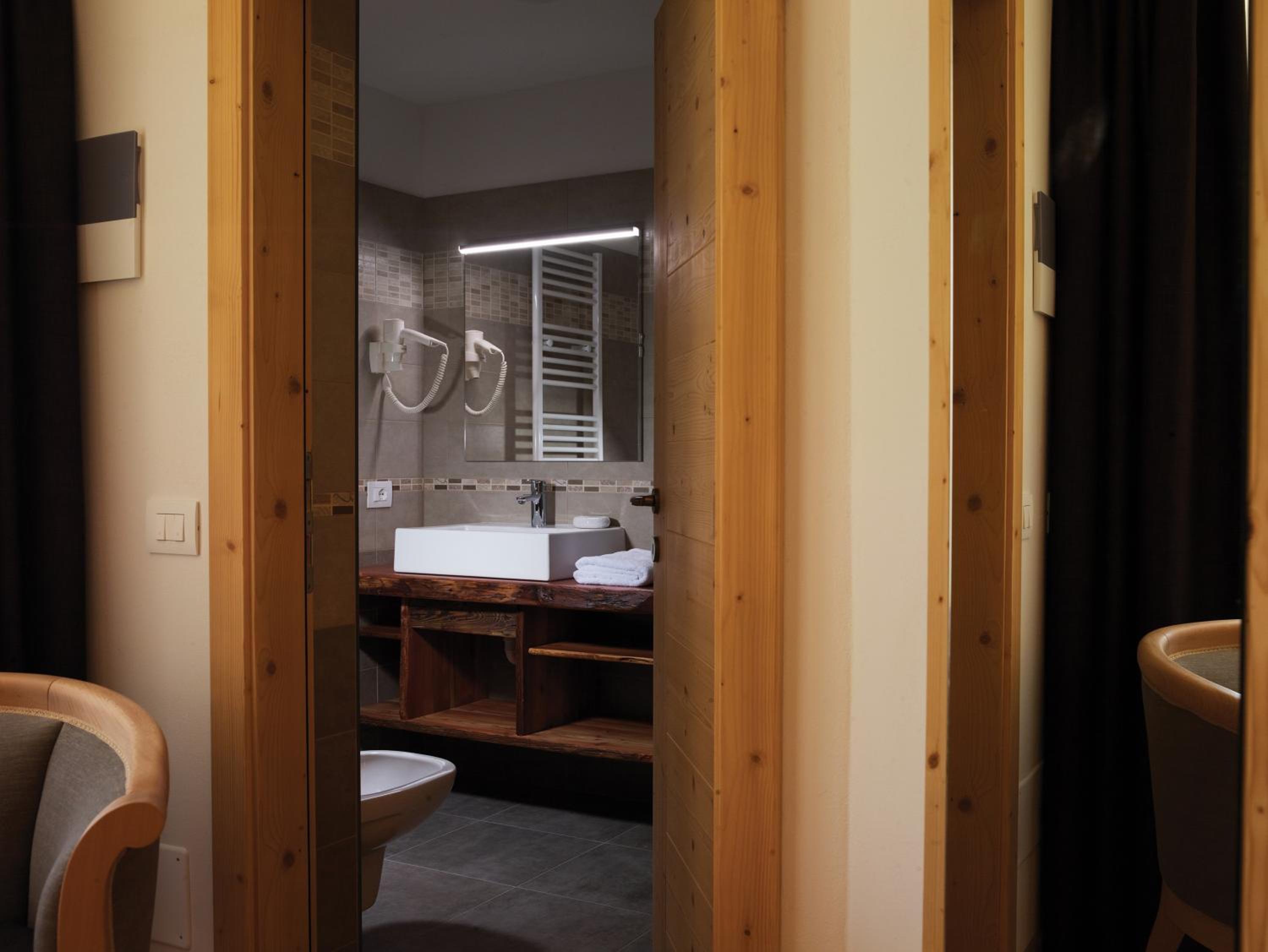 Deluxe Double Room with Balcony photo 2