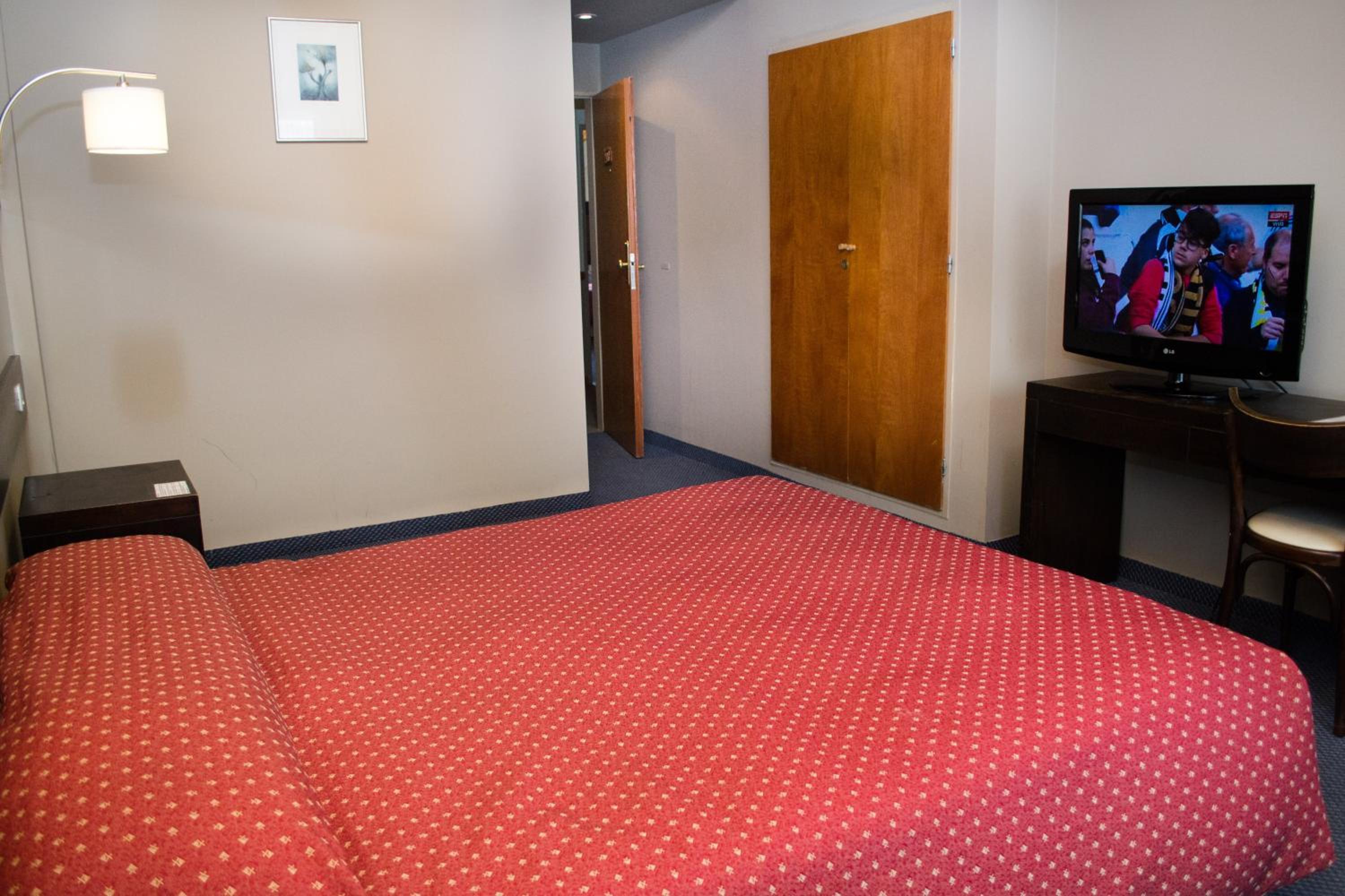 Basic Triple Room photo 3