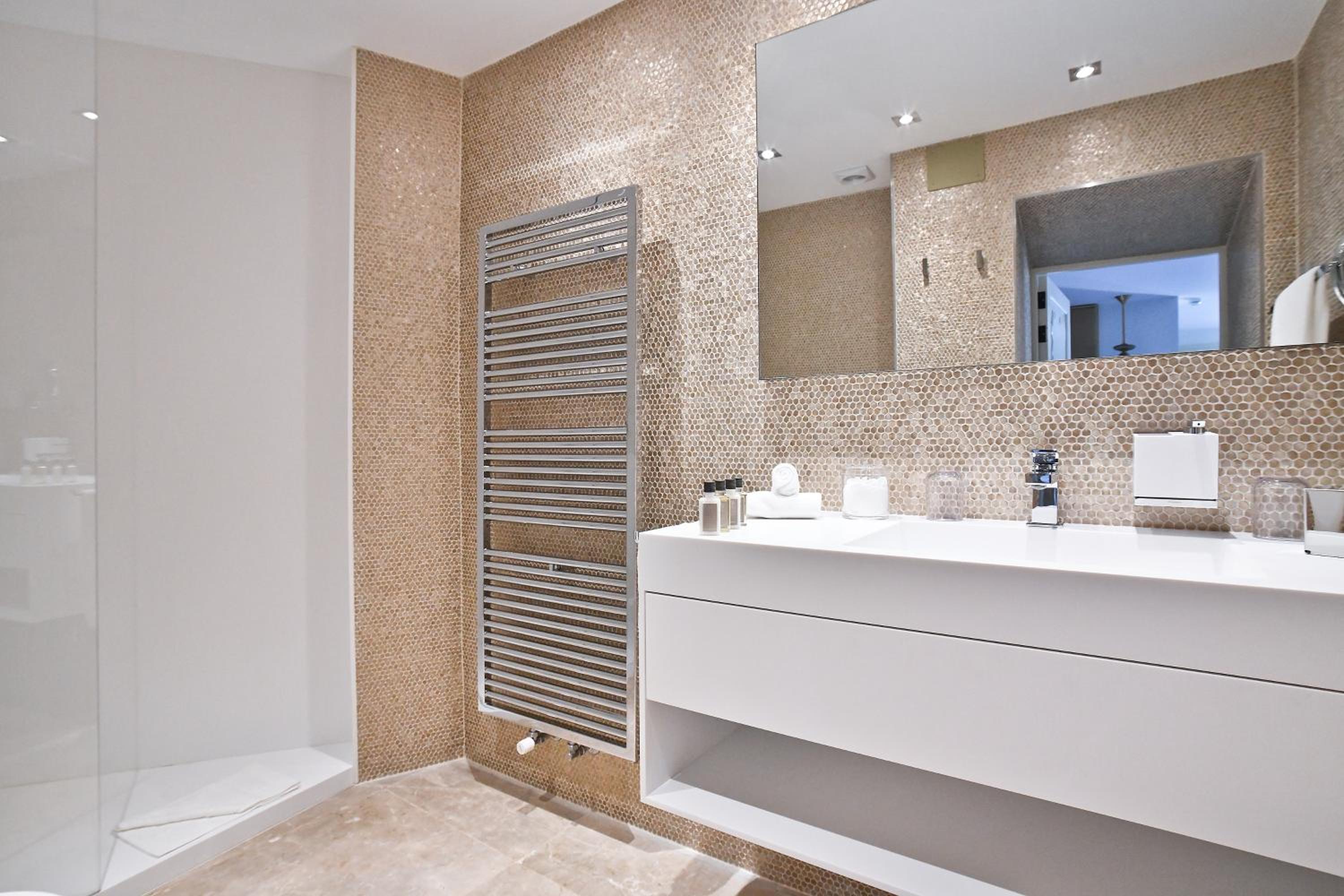 Superior Suite - Photo 3