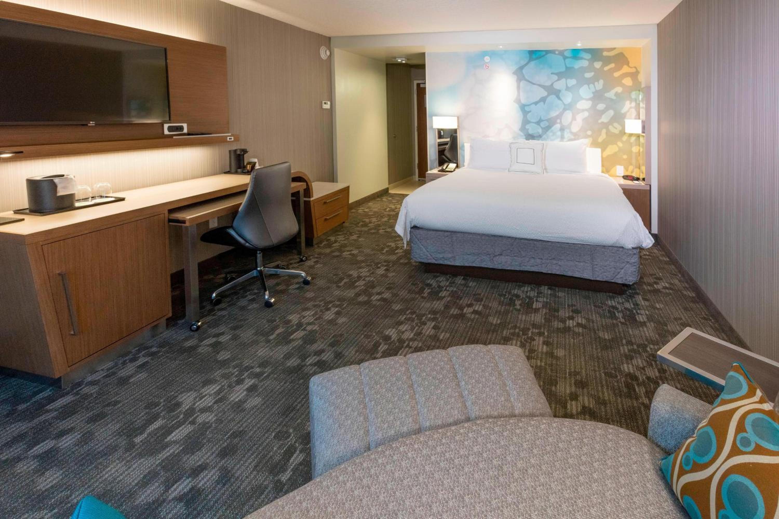 King Room with Roll-In Shower - Mobility Access/Hearing Accessible