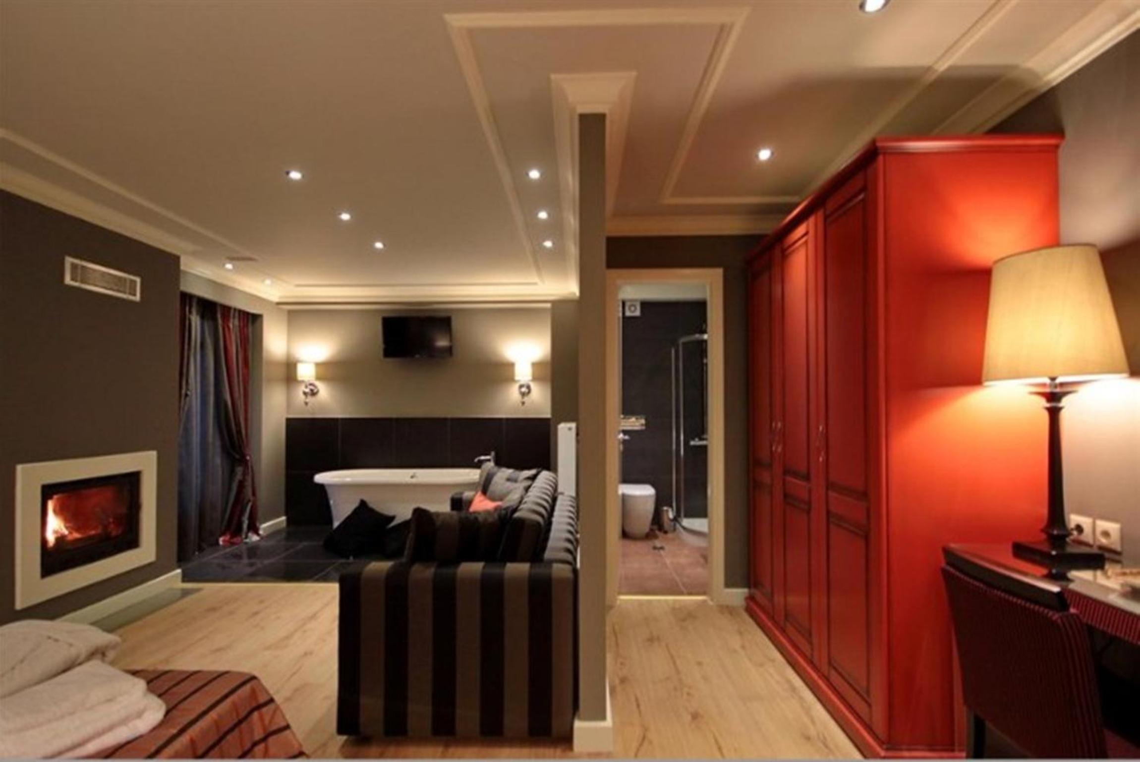 Suite with Fireplace - Photo 3