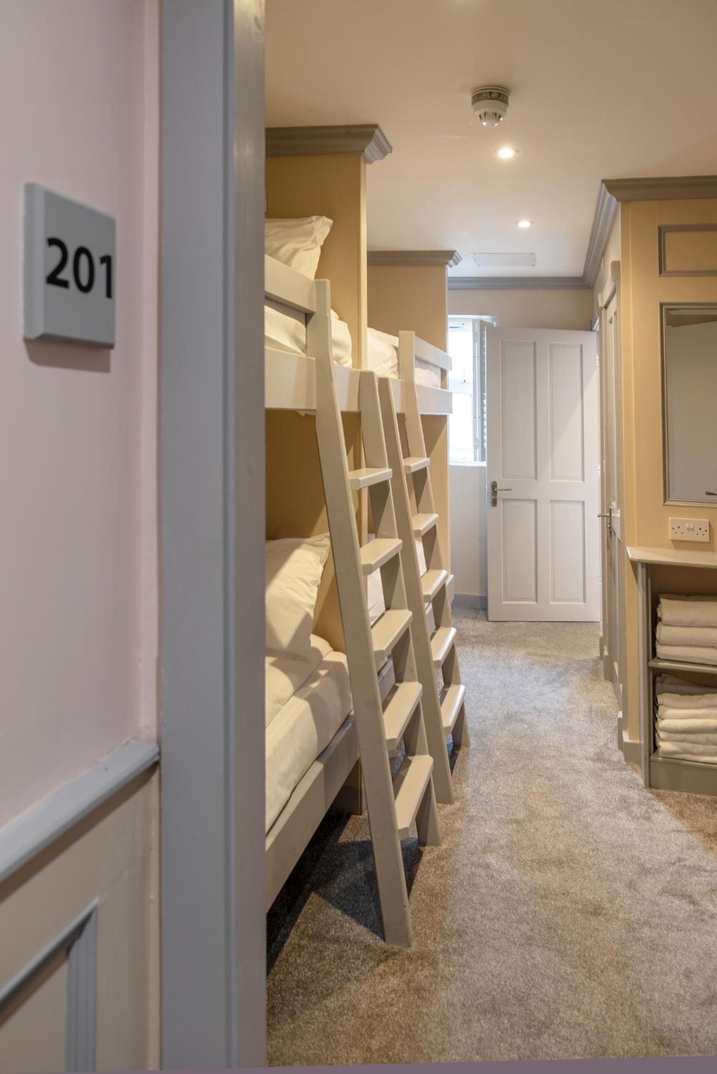 6 Bed Group Room photo 1