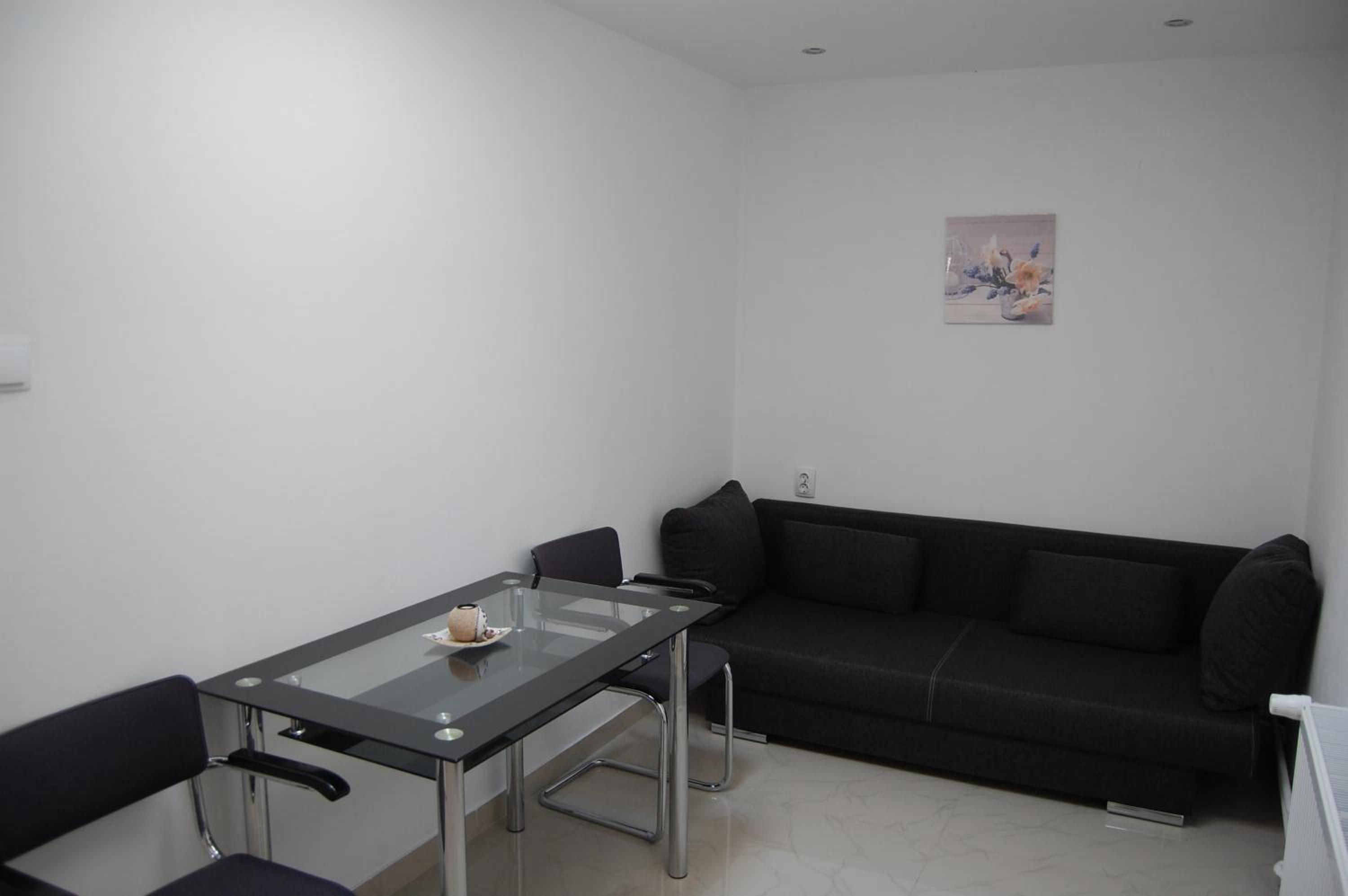 One-Bedroom Apartment - Photo 4