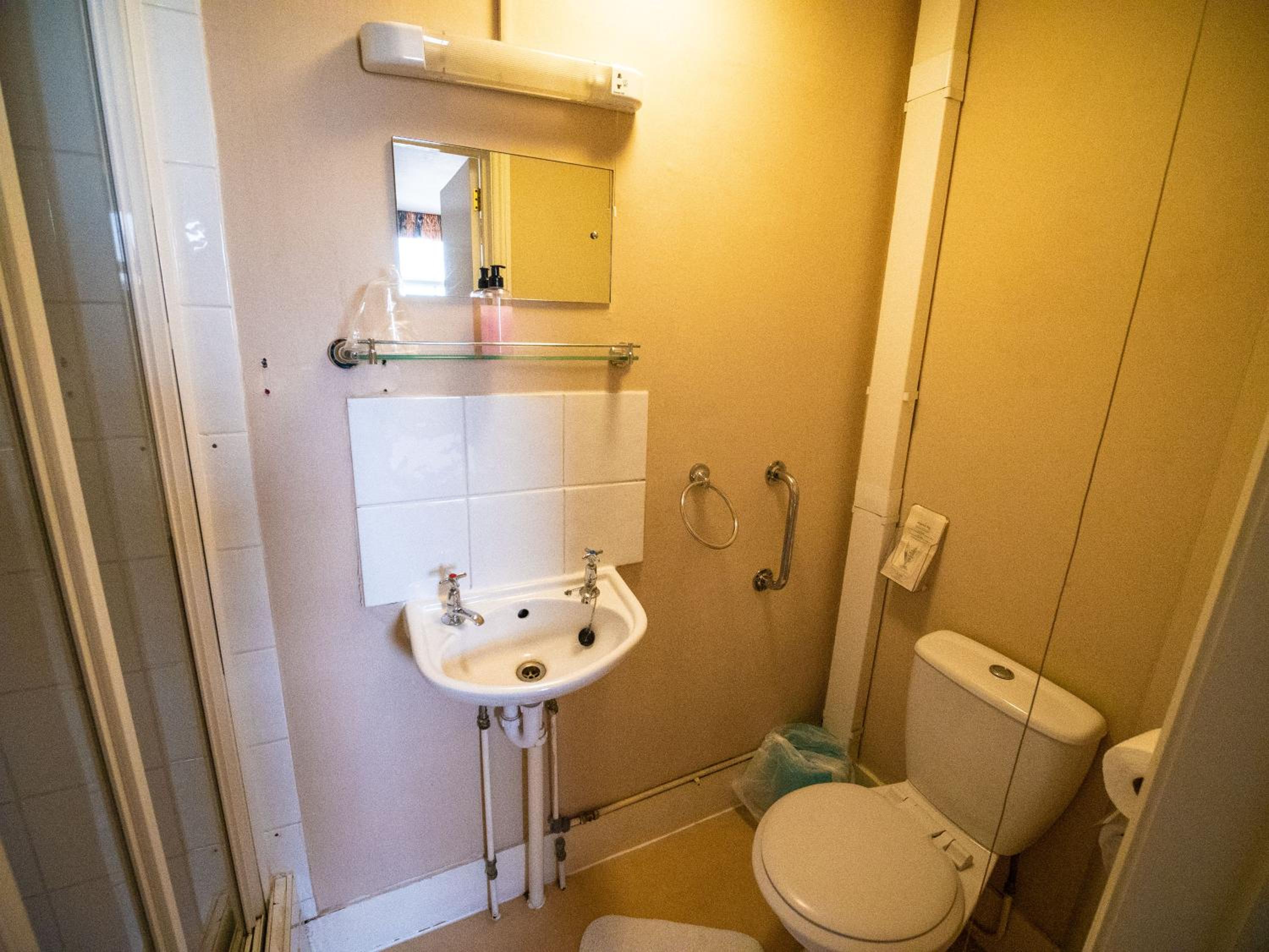 Budget Double Room - Photo 13
