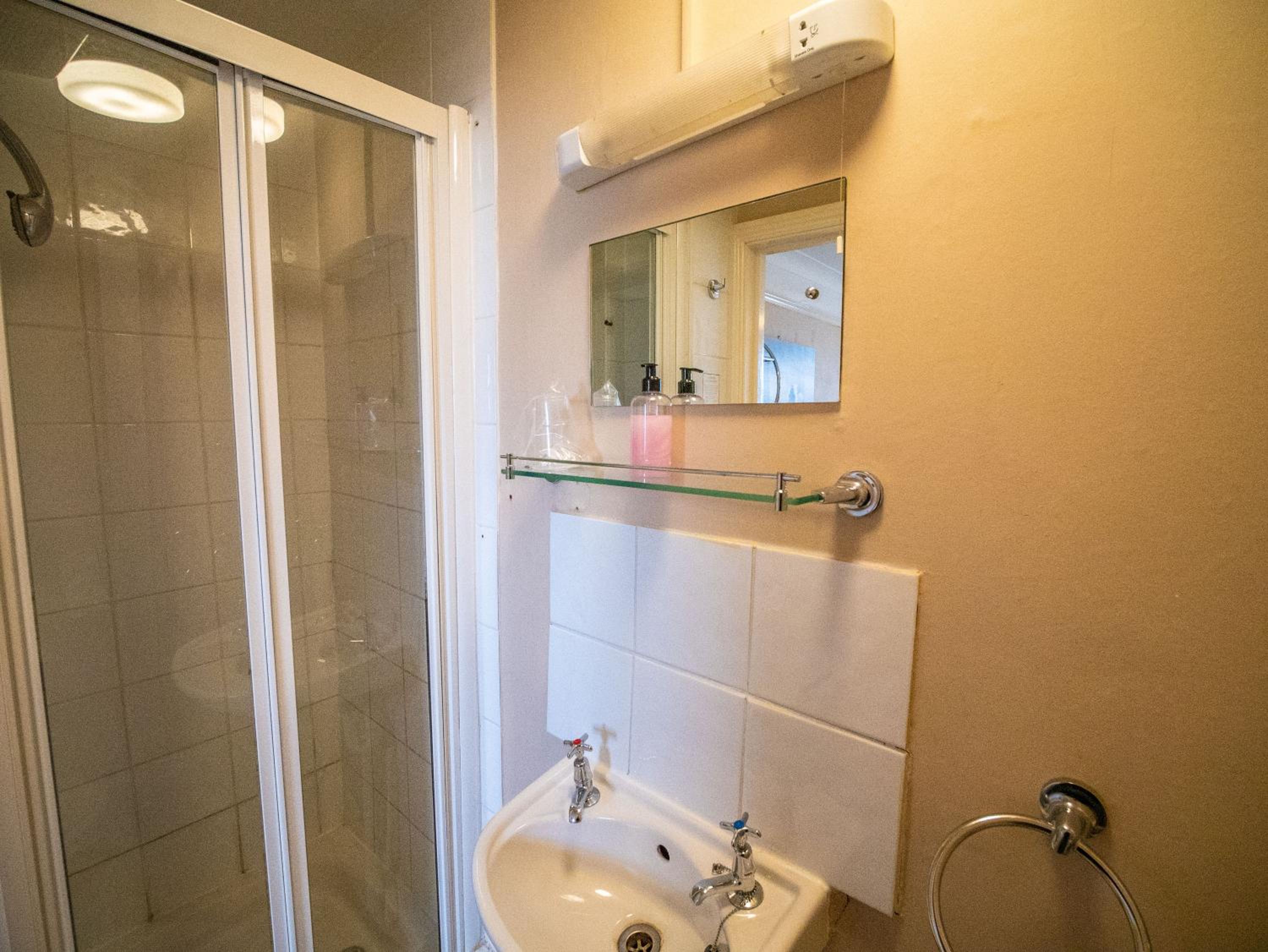 Budget Double Room - Photo 12