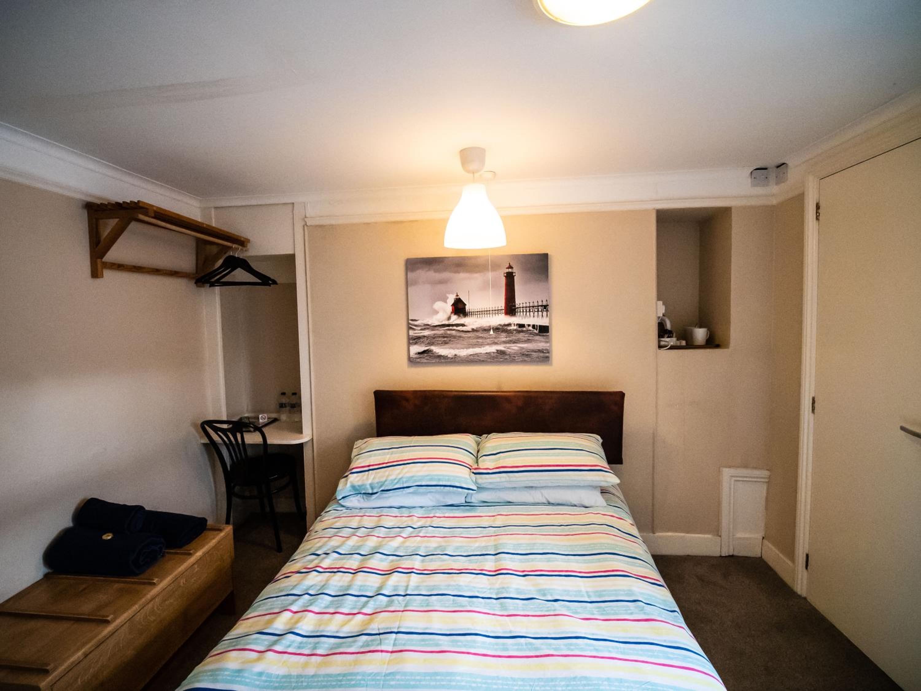Budget Double Room - Photo 25