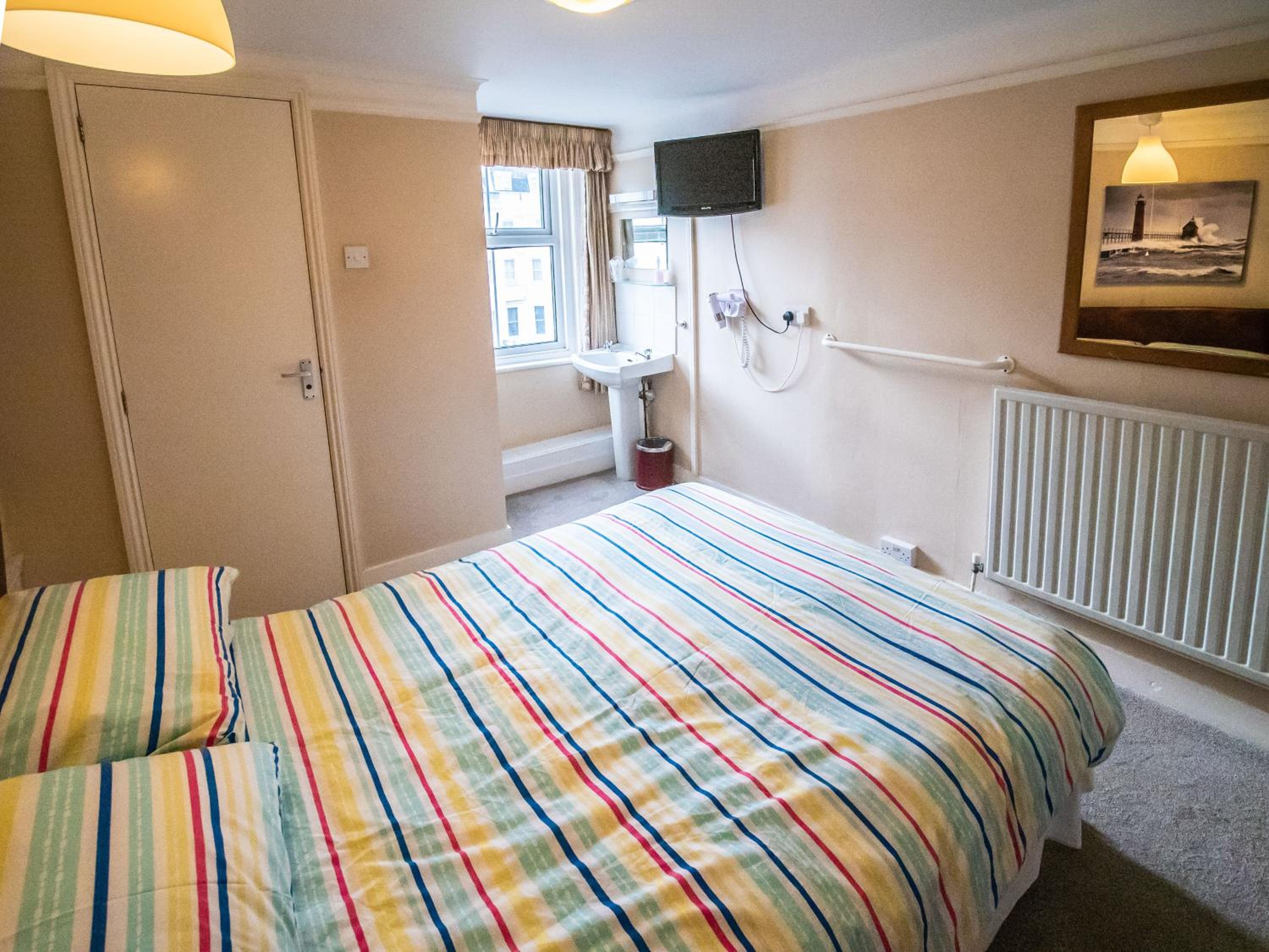 Budget Double Room - Photo 23