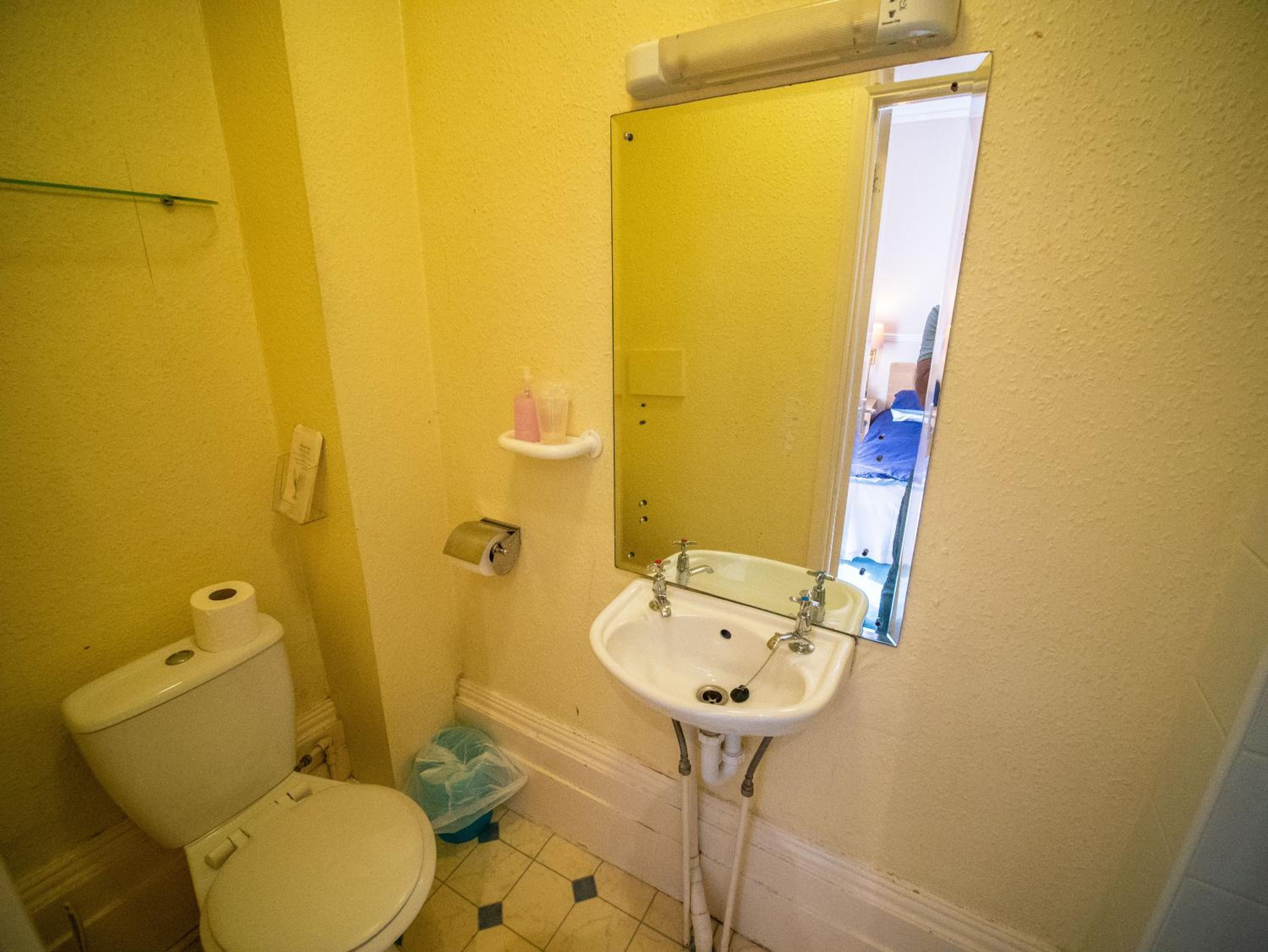 Standard Double Room - Photo 8