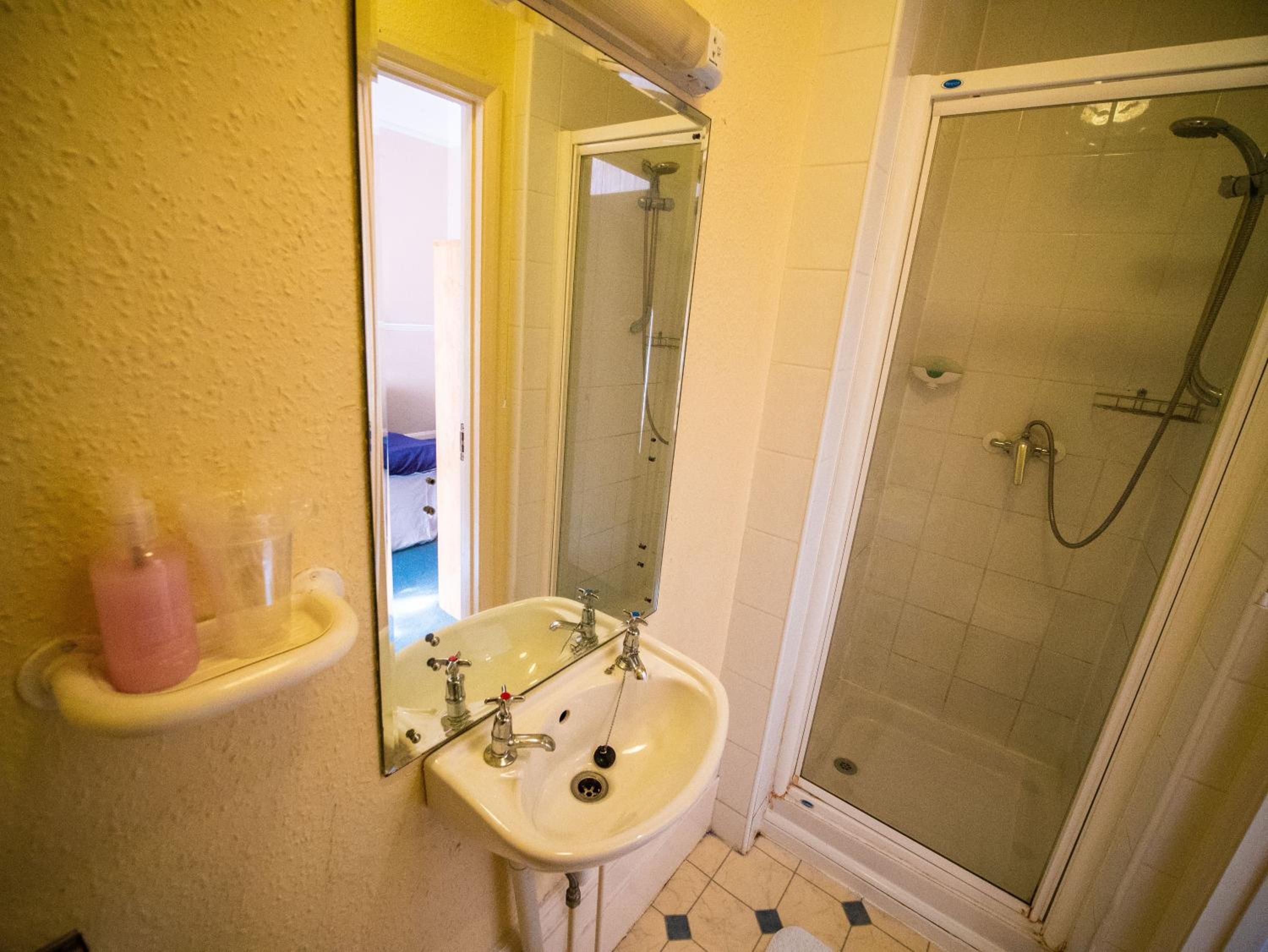 Standard Double Room - Photo 9