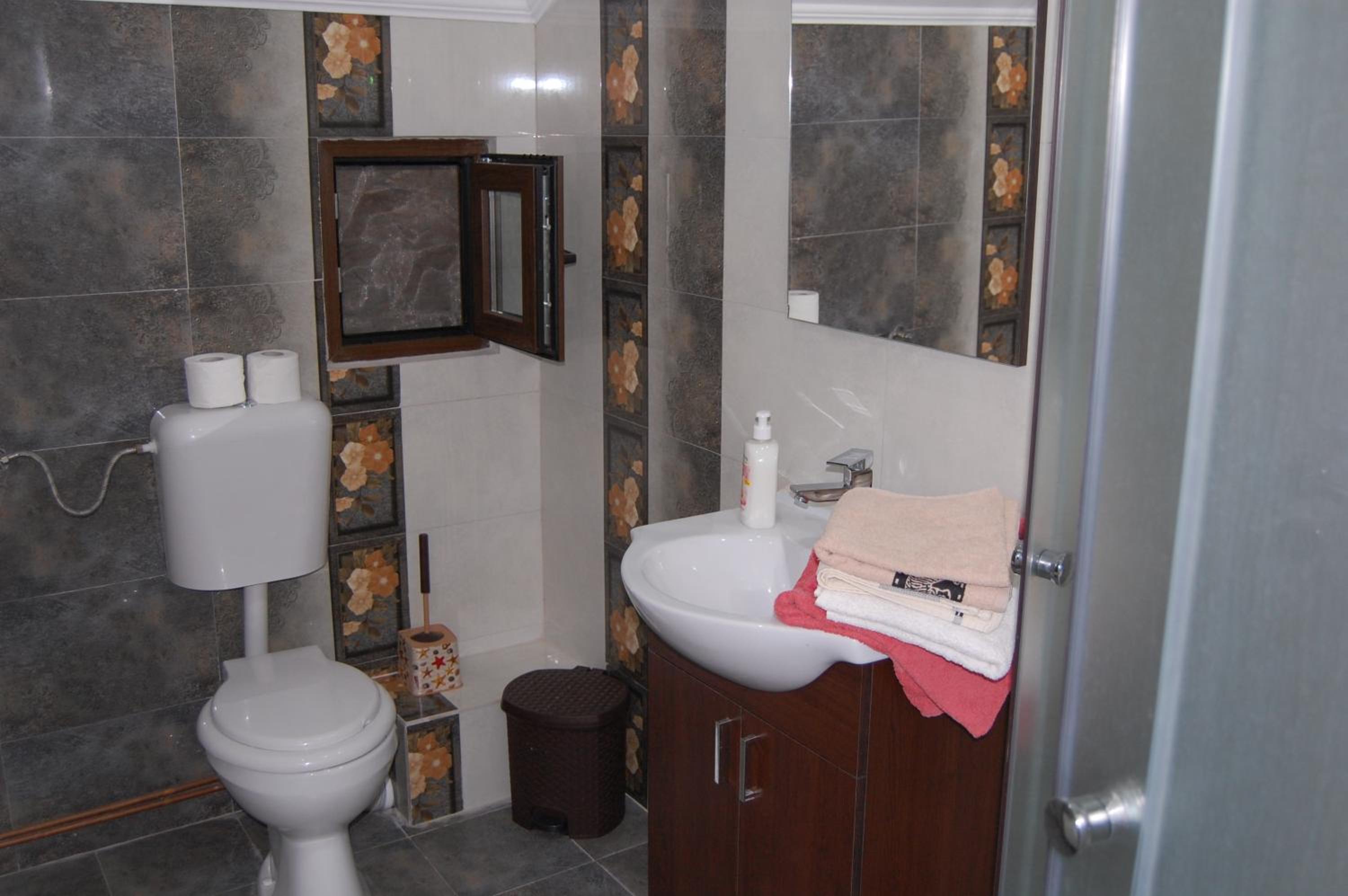 One-Bedroom Apartment - Photo 3