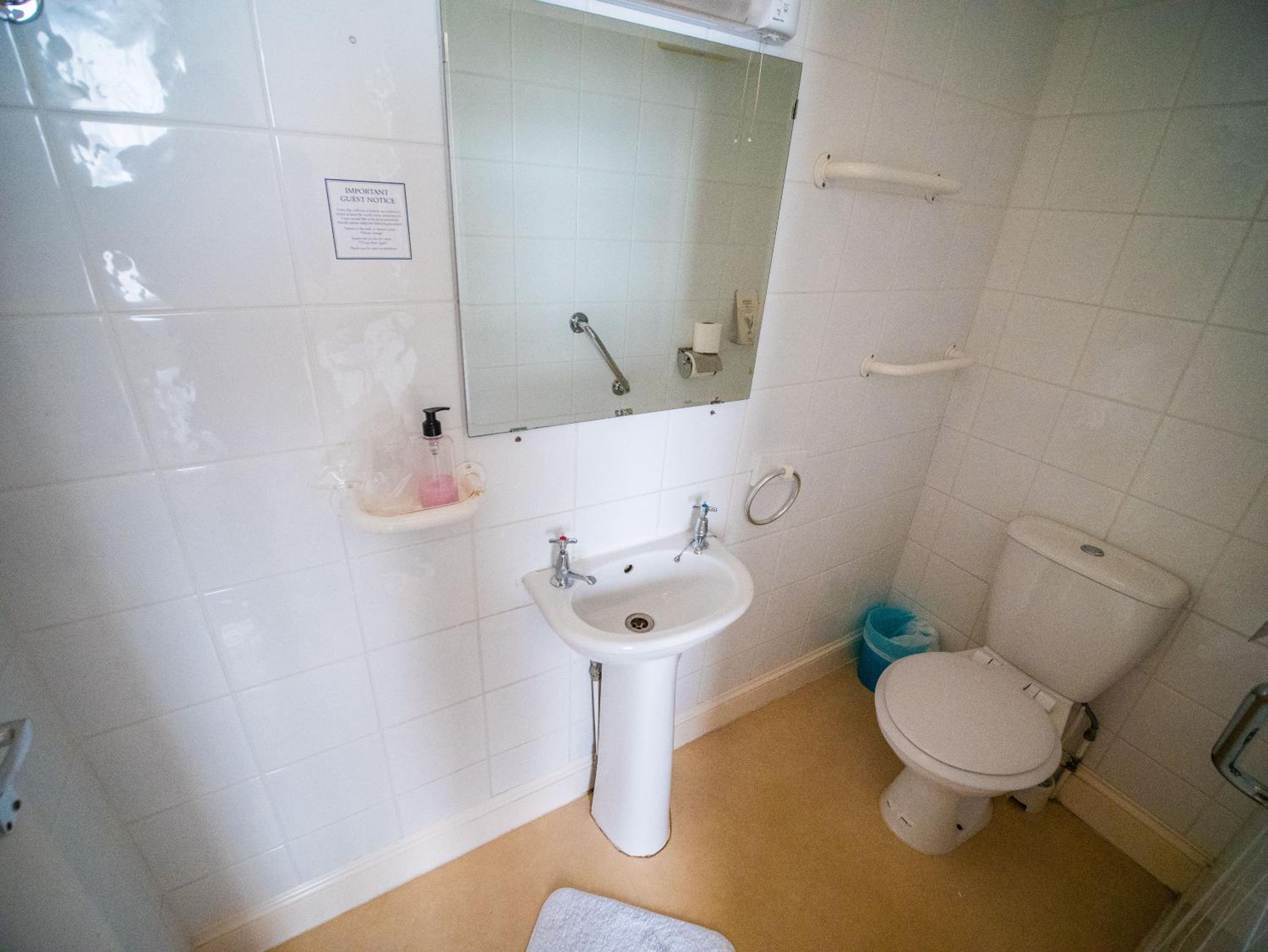 Standard Double Room - Photo 4