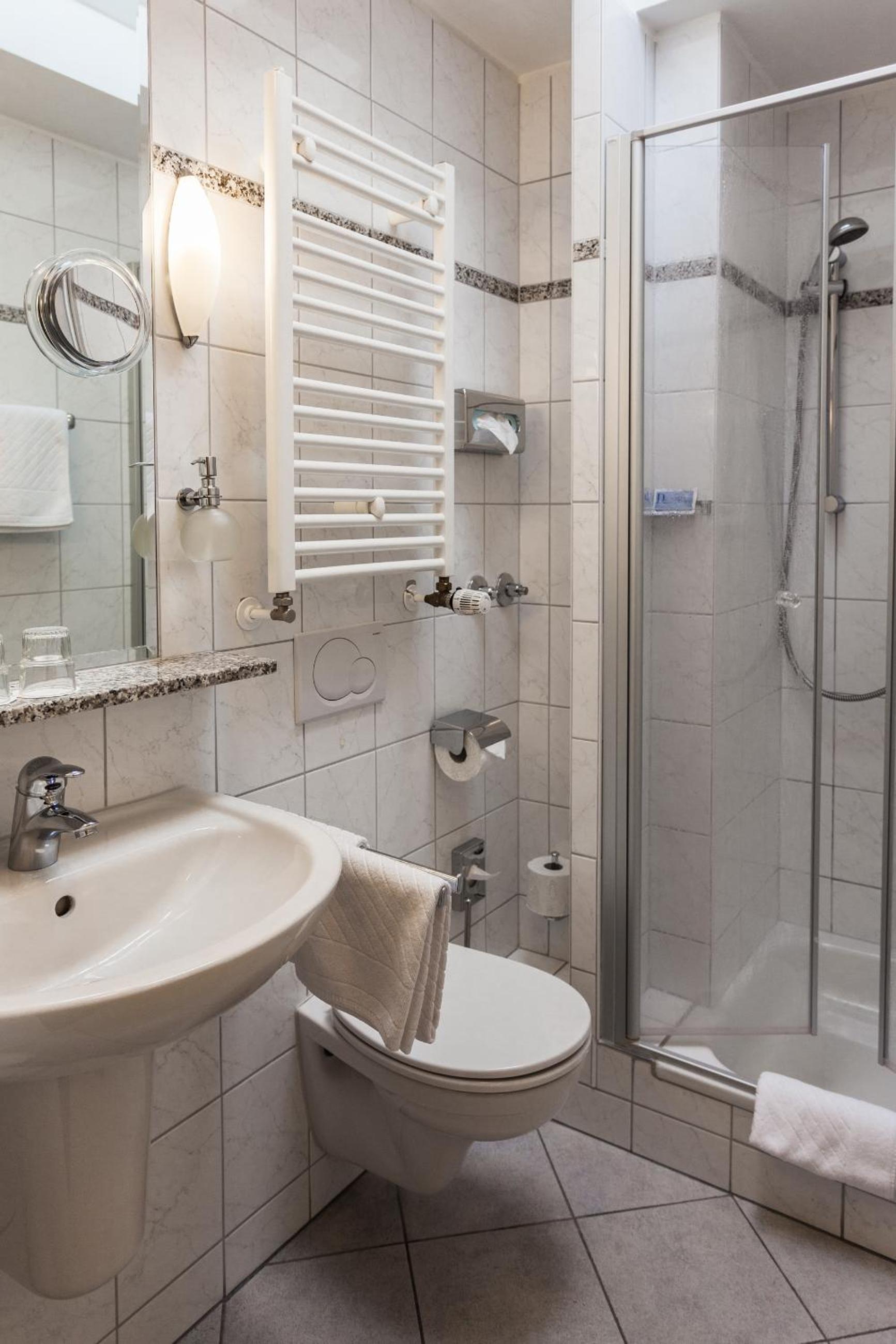 Standard Double Room - Photo 15