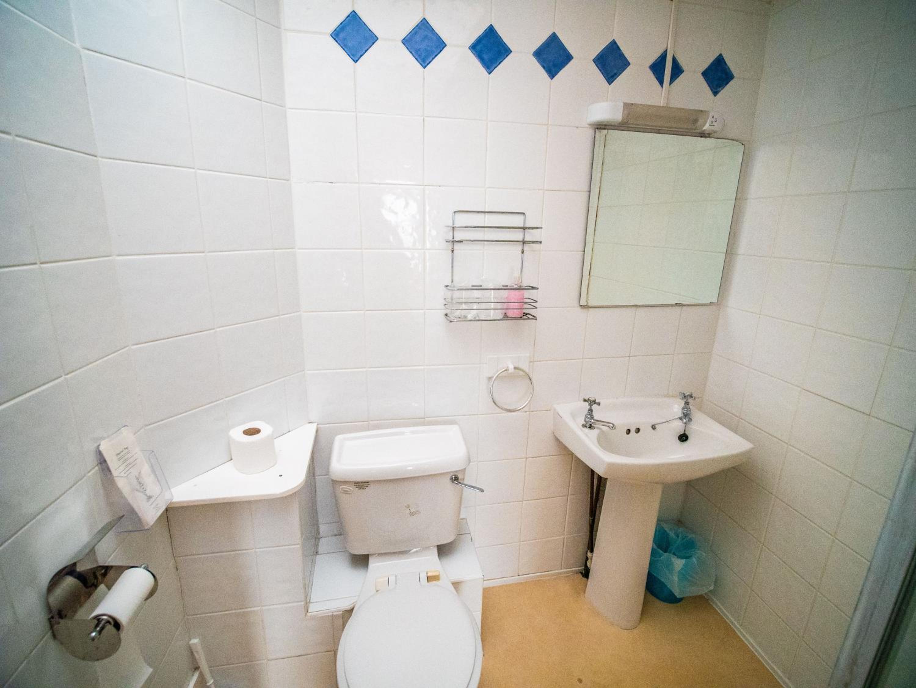 Budget Double Room - Photo 14