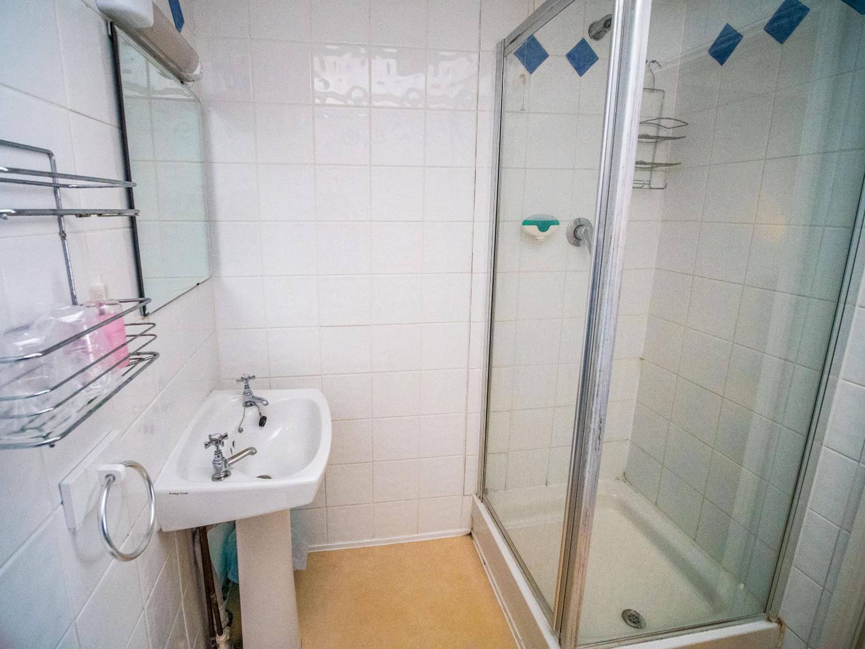 Budget Double Room - Photo 15