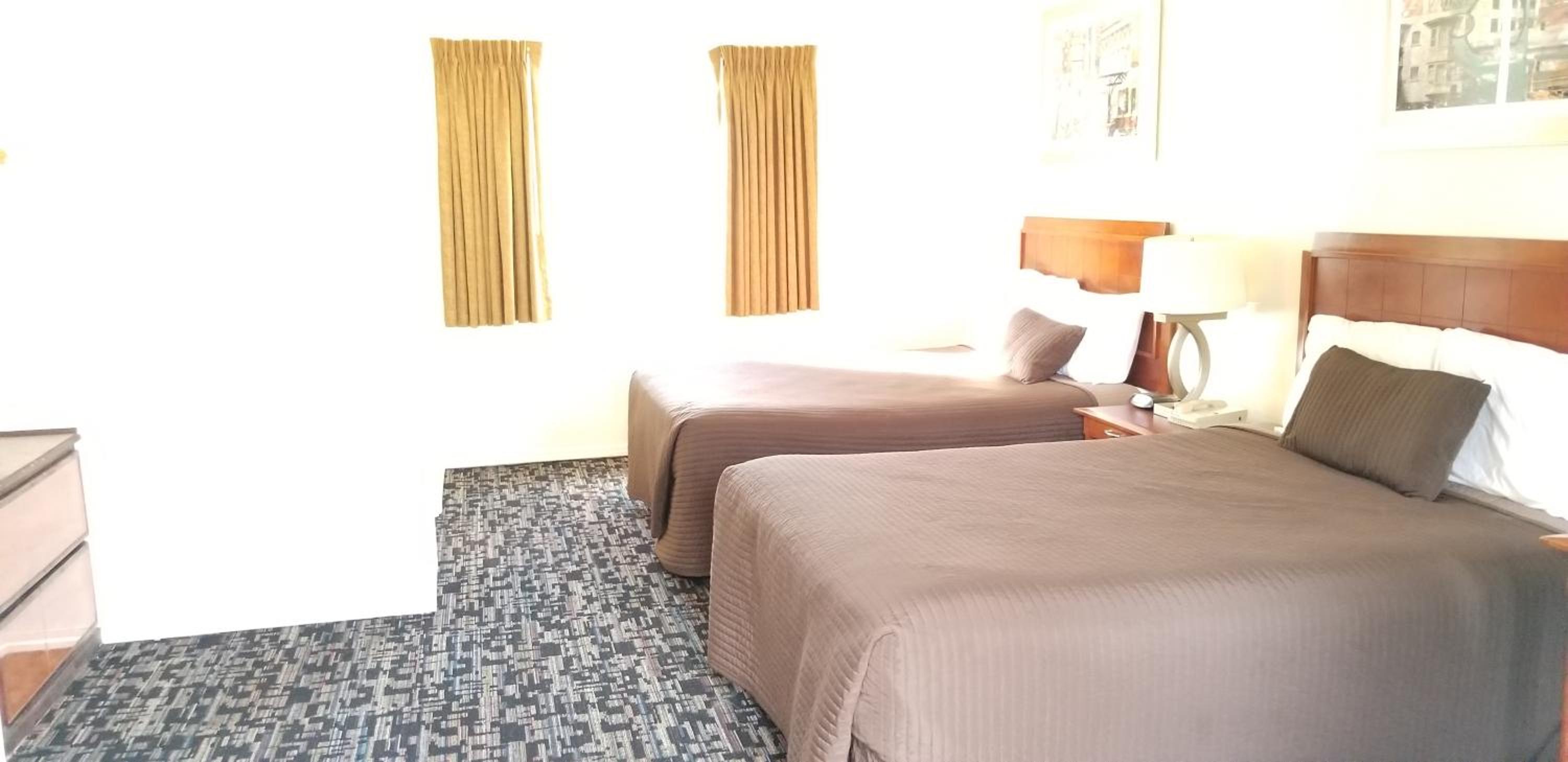 Queen Room with Two Queen Beds photo 2