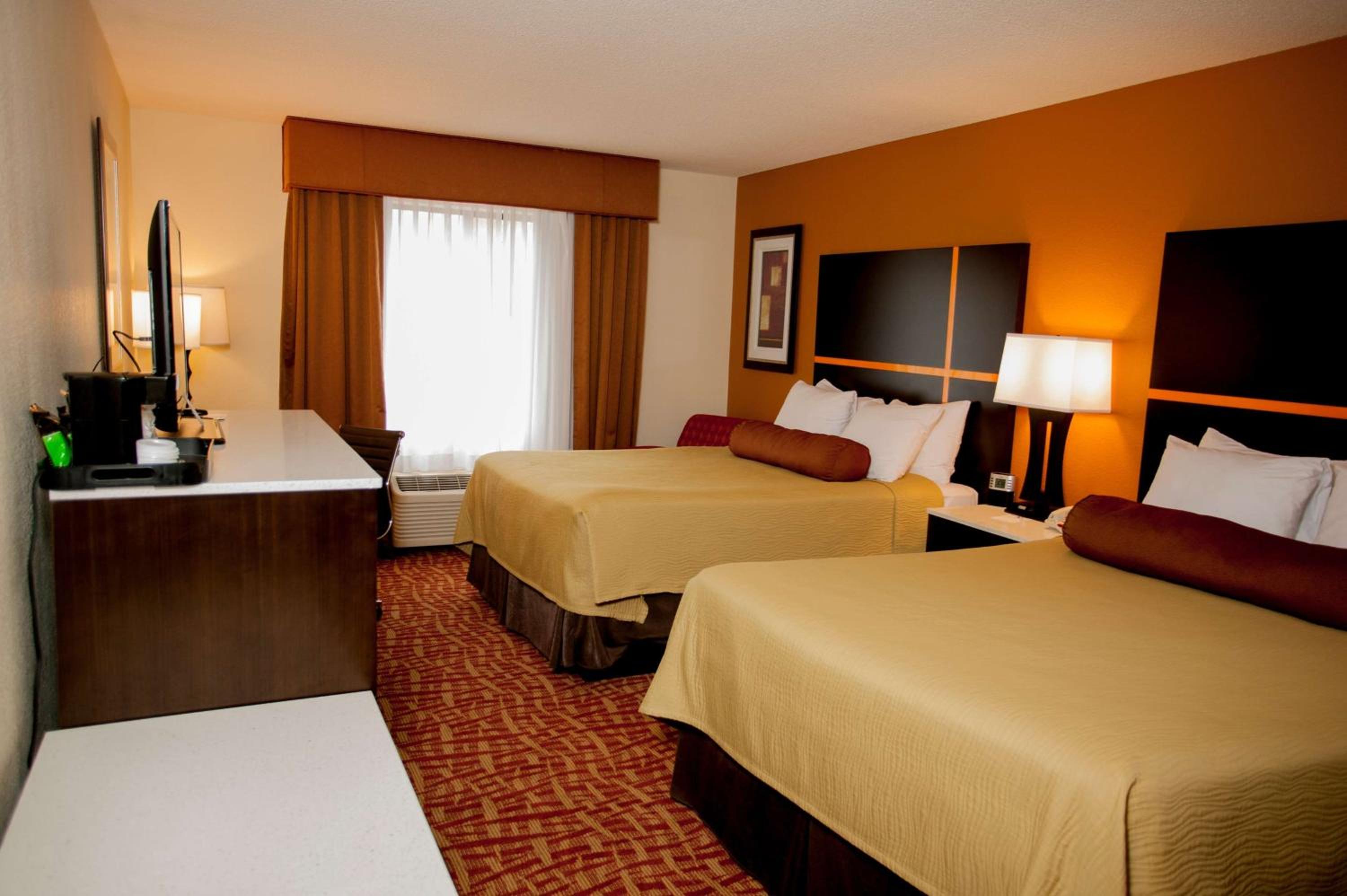 Queen Room with Two Queen Beds and Jetted Tub - Non-Smoking - Photo 1