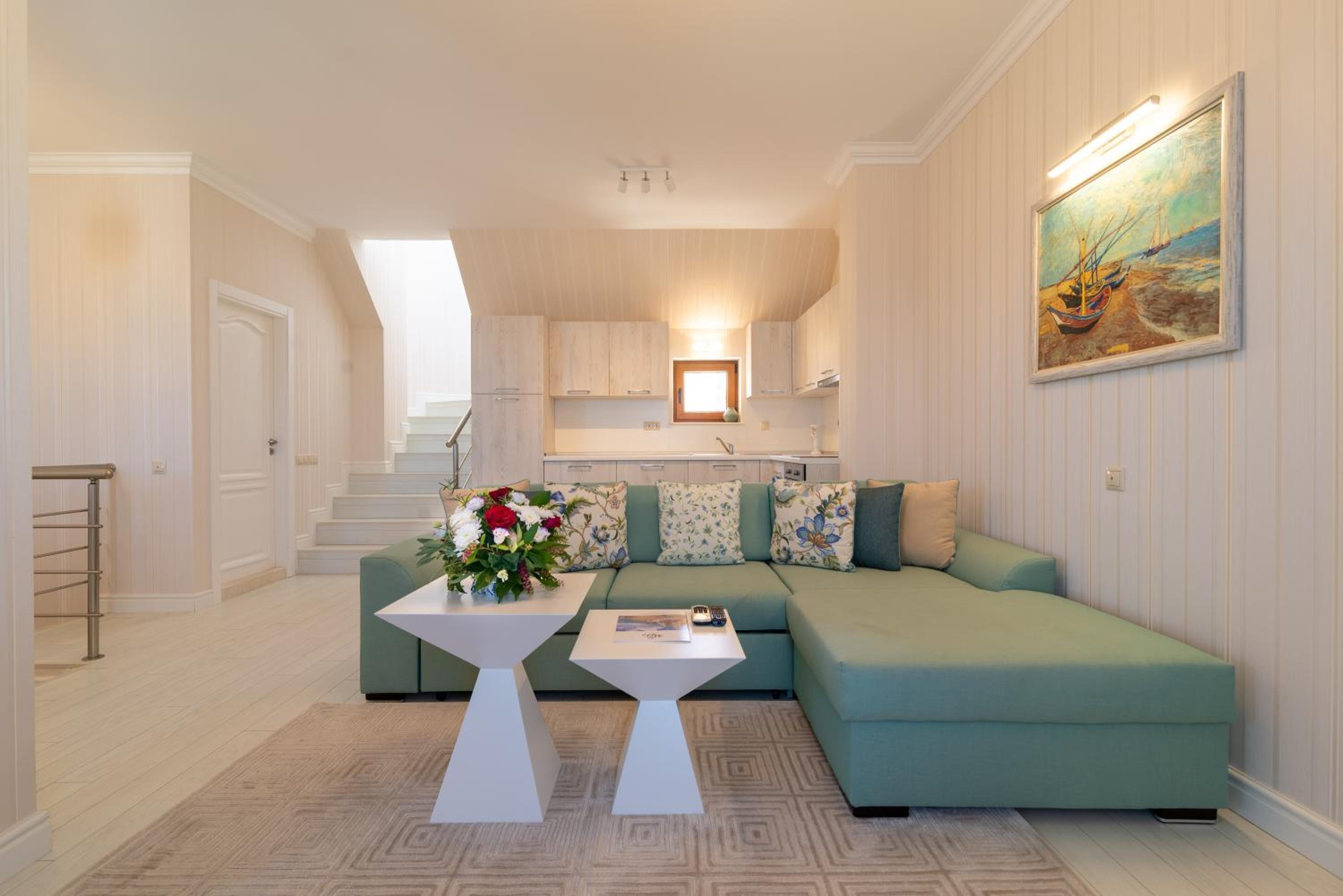 Deluxe Two-Bedroom Apartment with Sea View photo 2