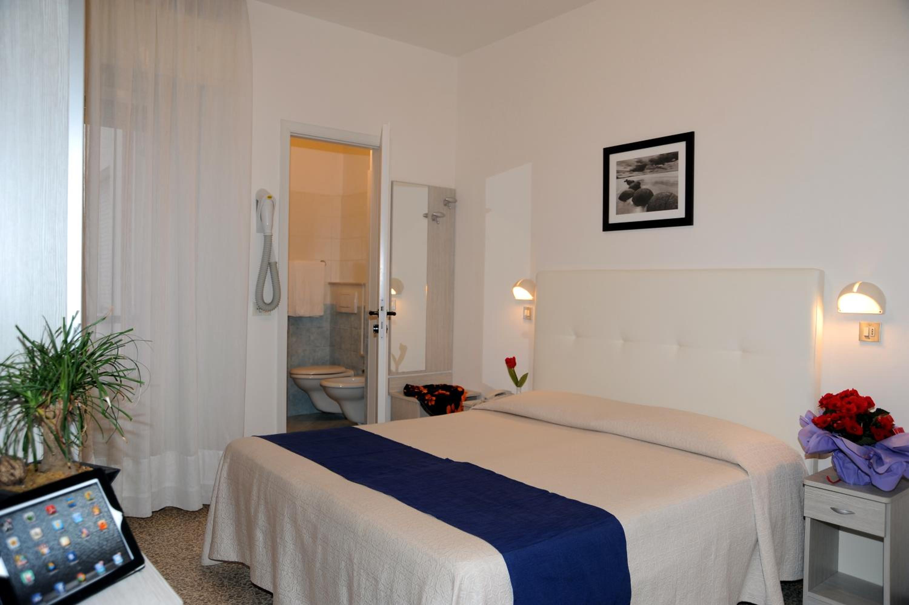 Standard Double Room - Photo 12