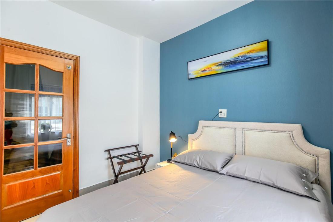 Apartment with Balcony photo 2