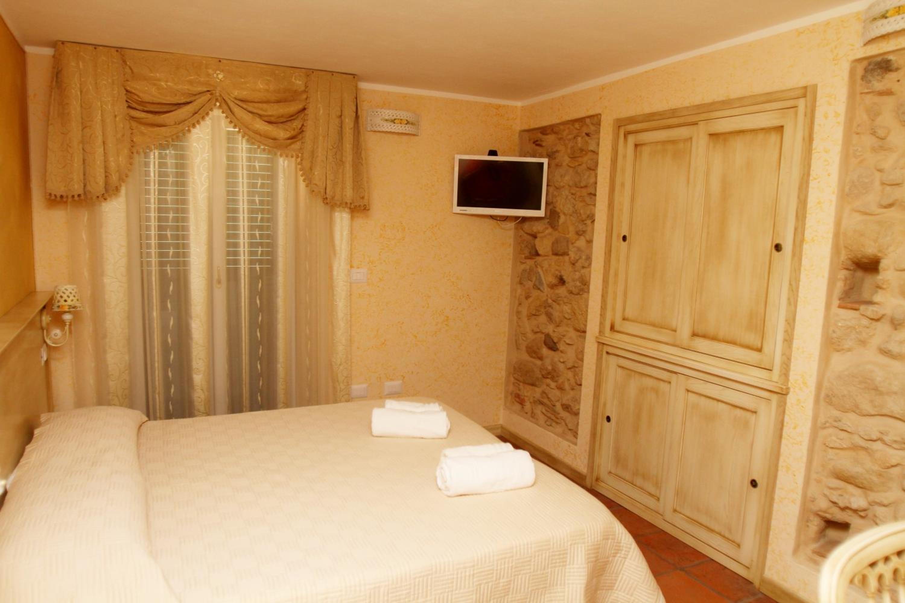 Double or Twin Room with Balcony photo 2