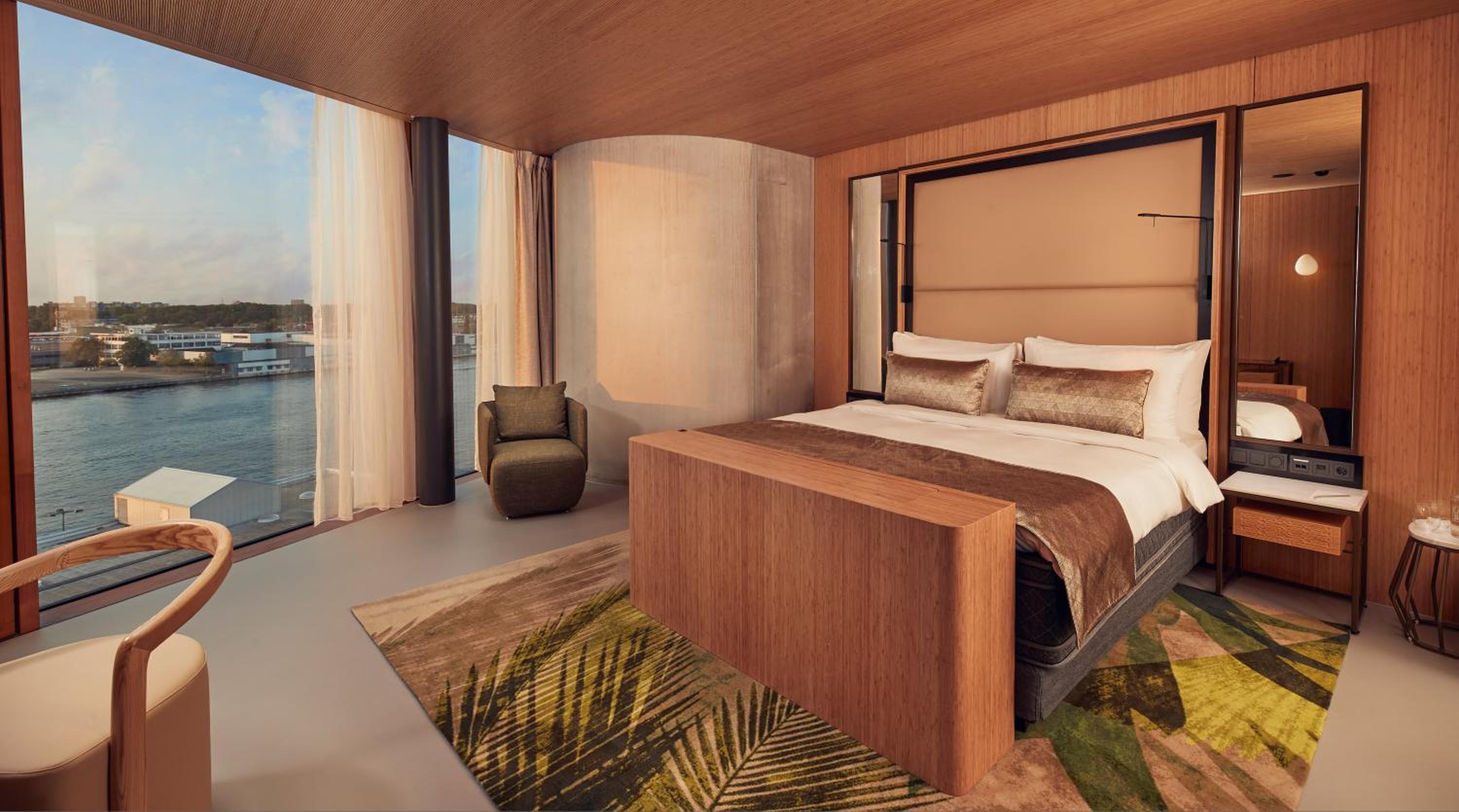 Junior Suite with Bath & Shower - Photo 3