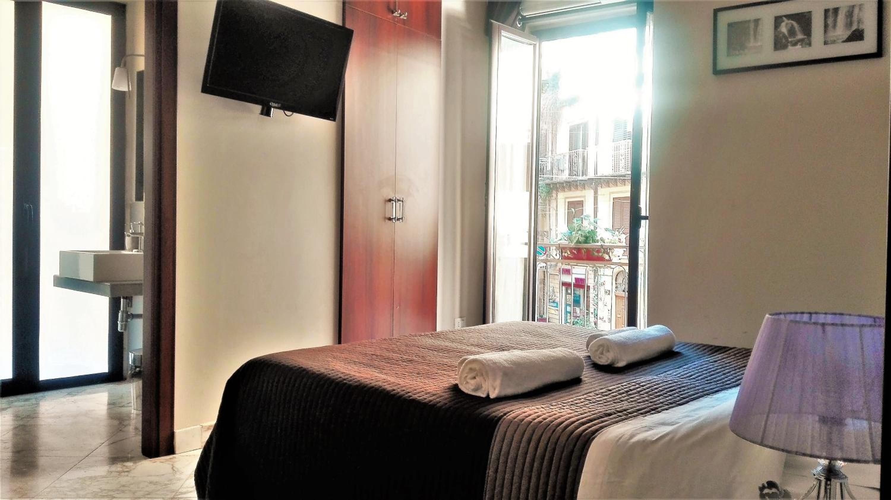 Double Room with Balcony - Photo 27